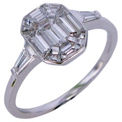 Smaragdförmiger Diamantring mit Diamanten im Pie-Schliff und seitlich verjüngenden Baguatten aus 18 Karat Weißgold