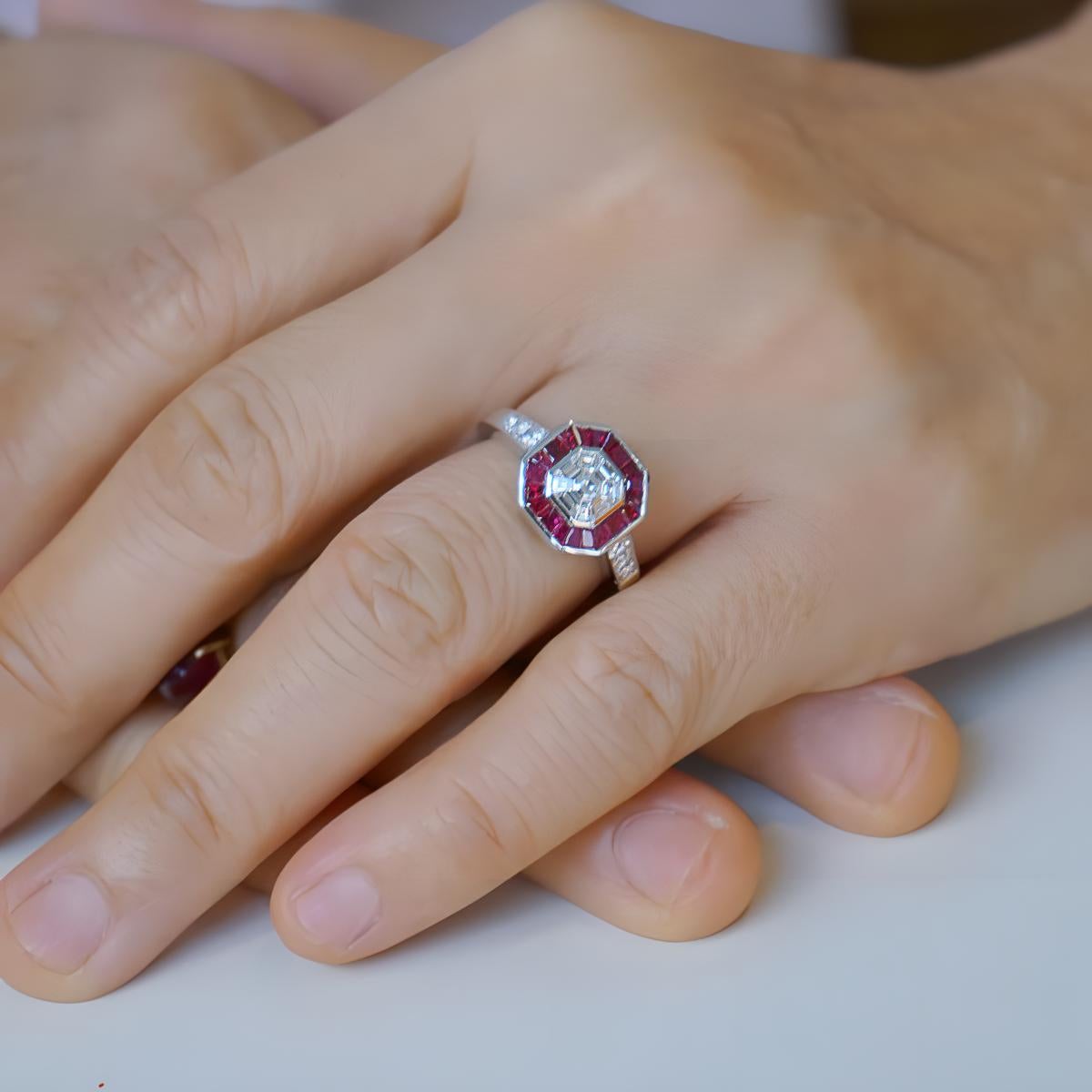 2 Karat nach oben gemischter Diamant Asscher-Schliff Illusion mit Rubin Ring im Zustand „Neu“ im Angebot in Bangkok, TH