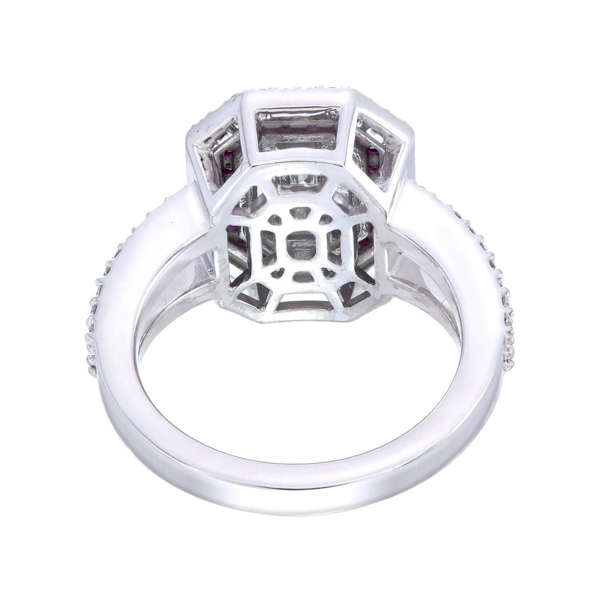 Im Angebot: 2 Karat facettierter Smaragd im Piecut-Schliff mit einem doppelten Halo aus Rubin und Diamanten () 4