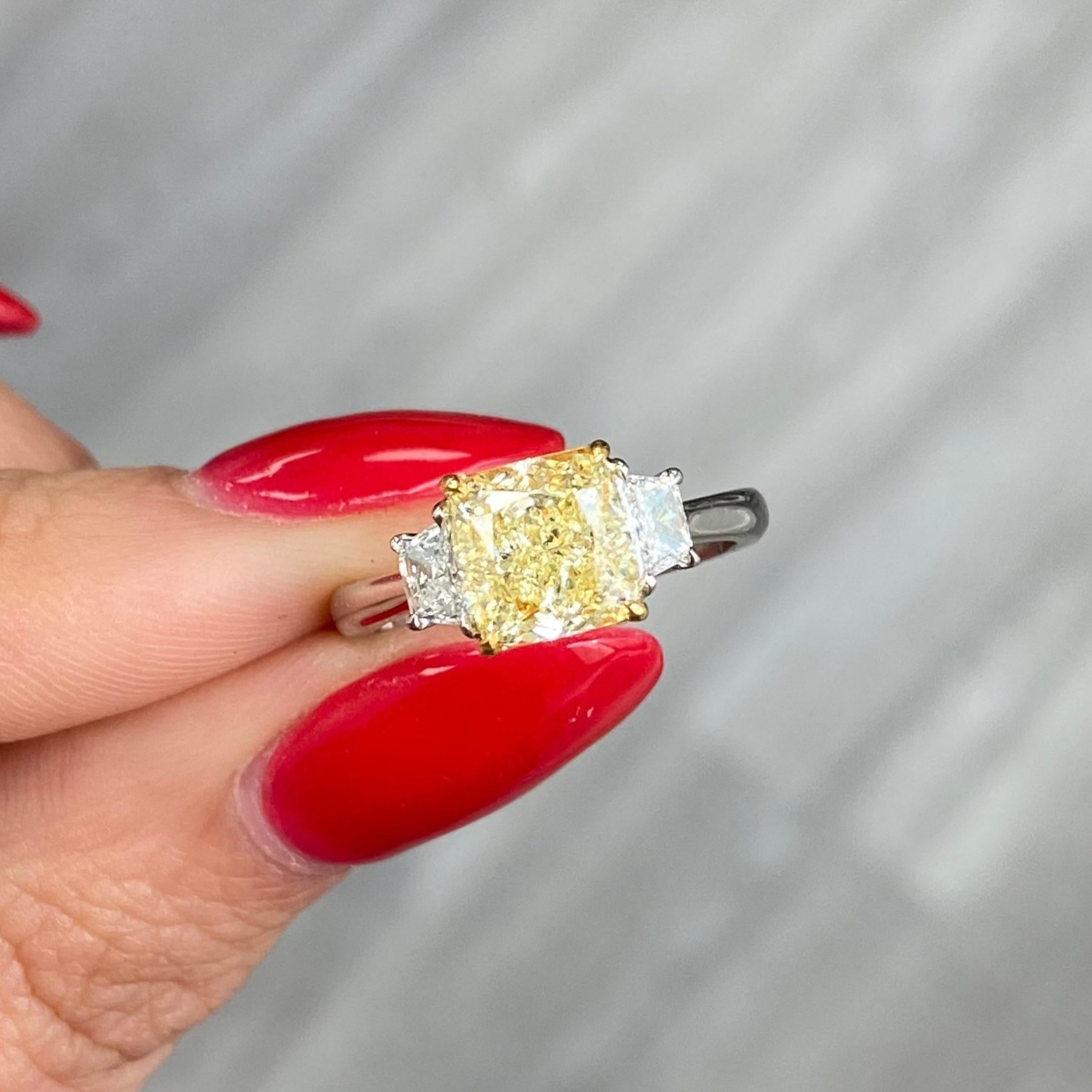 2,28 carats au centre
Jaune clair fantaisie
Diamant taille coussin 
SI2 Clarté
0,32 carats de trapèzes de couleur E
Diamant certifié GIA 
Fabriqué en platine et en or jaune 18 carats
Fait à la main à New York 

Cette pièce peut être vue avant