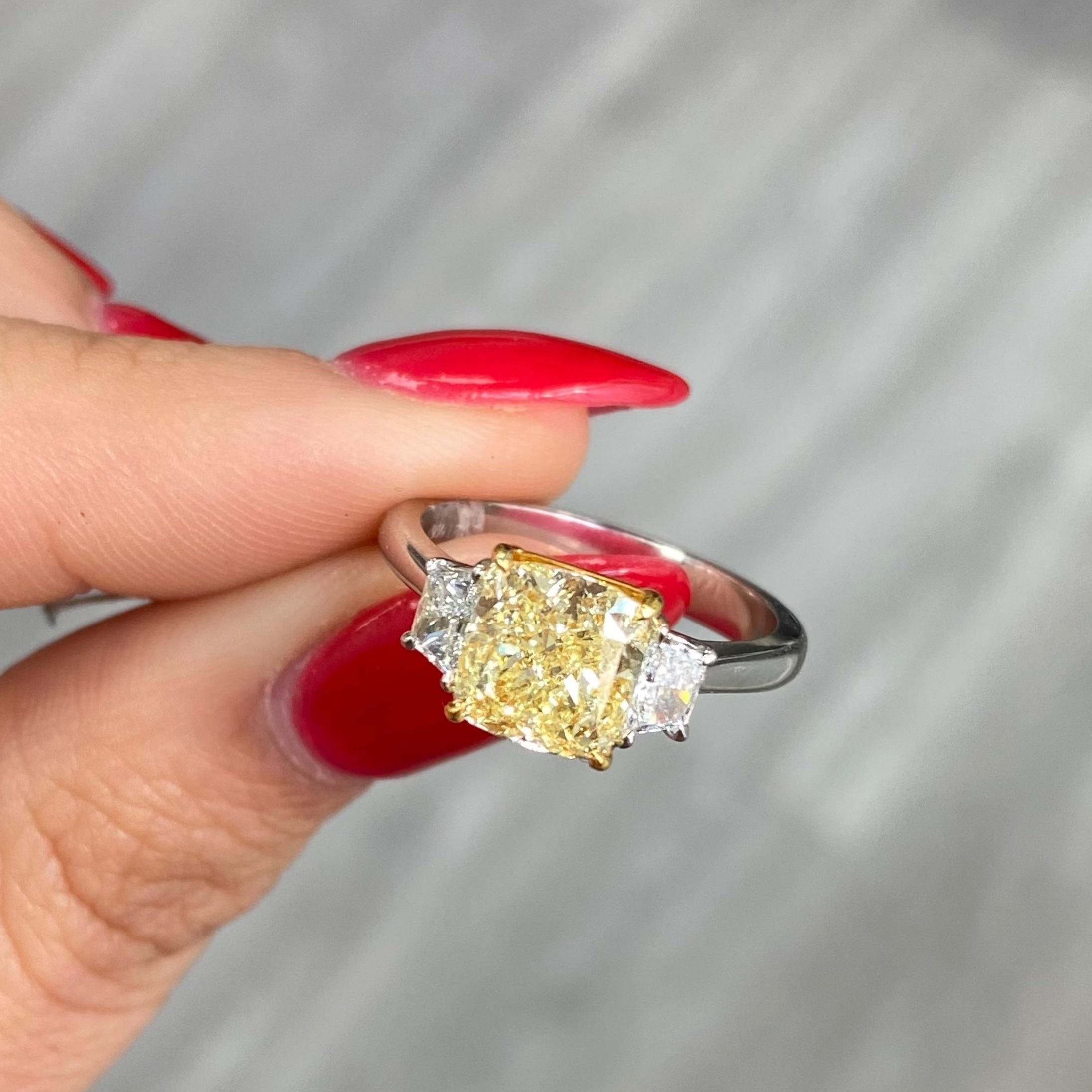 Taille coussin Bague à trois pierres jaune clair fantaisie coussin de 2 carats