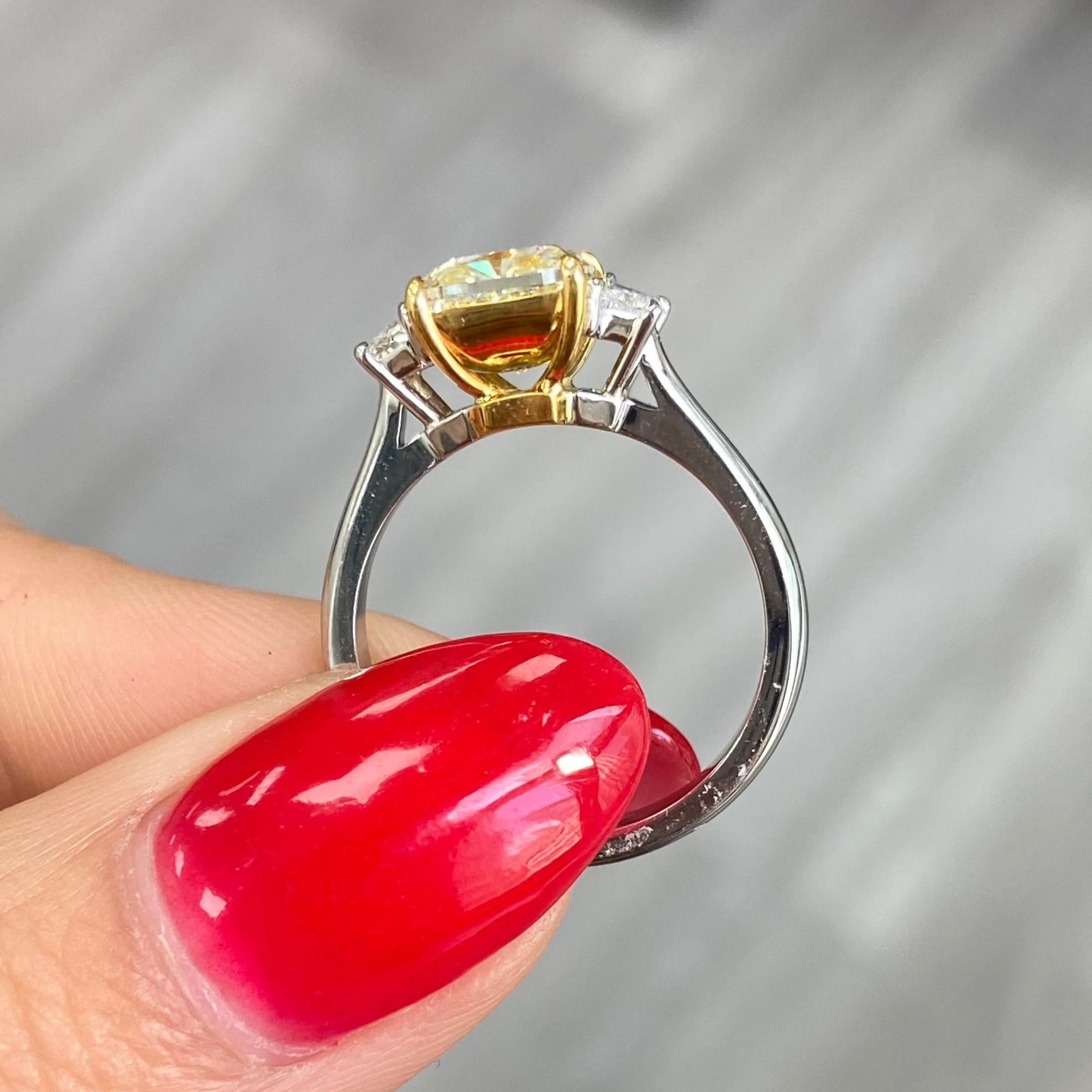 Bague à trois pierres jaune clair fantaisie coussin de 2 carats Neuf à New York, NY
