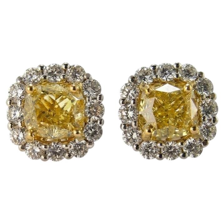 Pendientes de botón con halo de diamantes amarillos «fancy» de 2 quilates, talla cojín, en oro de 18k