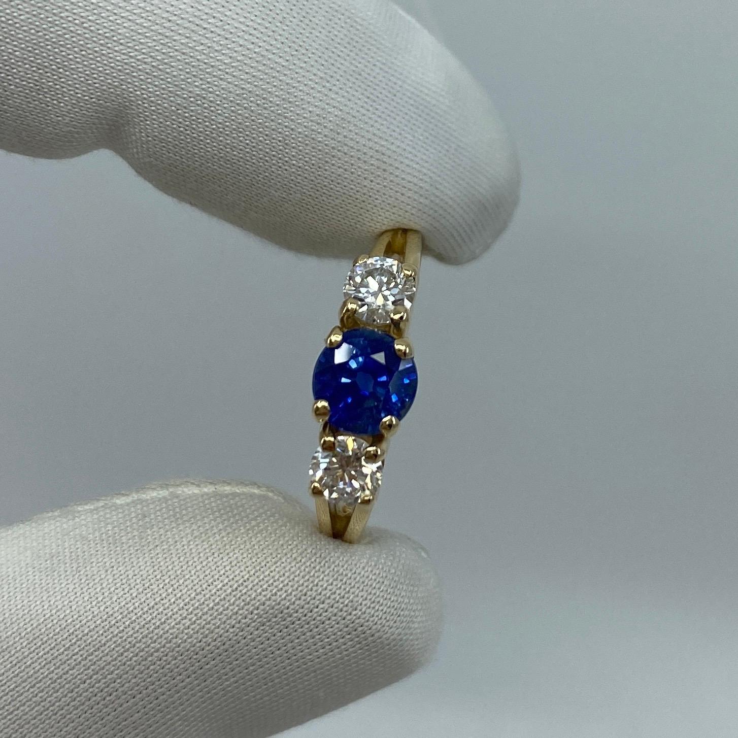 2 Carat Fine Cornflower Blue Ceylon Sapphire and Diamond Three-Stone Gold Ring In New Condition In Birmingham, GB