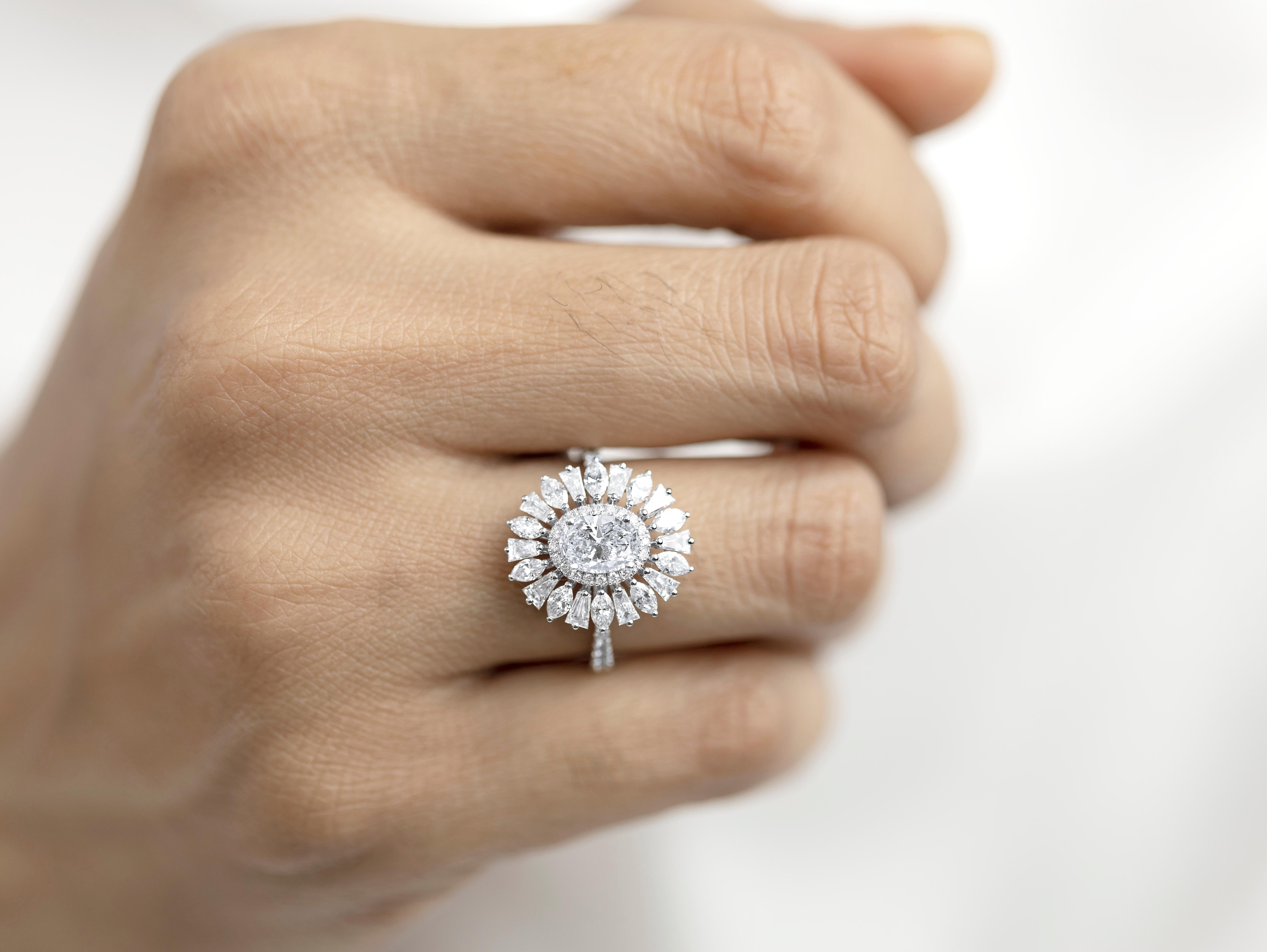 GIA-Bericht zertifizierter Verlobungsring mit 2 Karat G VS ovalem Diamant-Halo im Baguette-Schliff Damen im Angebot