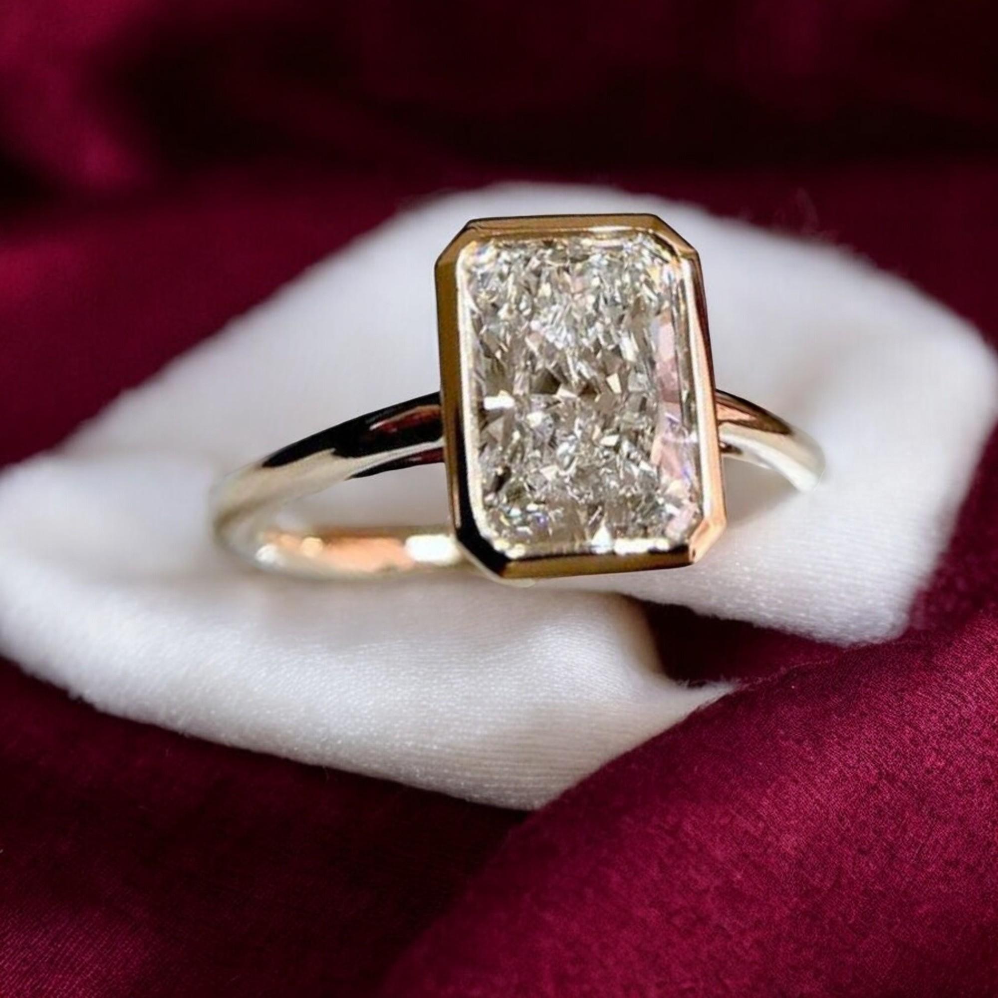 Este anillo encarna el glamour en su forma más dichosa. Date un capricho con este asombroso anillo solitario de diamante natural de talla radiante de 2 quilates G/VVS1 certificado por el GIA en oro rosa de 18 quilates, ¡diseñado para hacerte sonreír