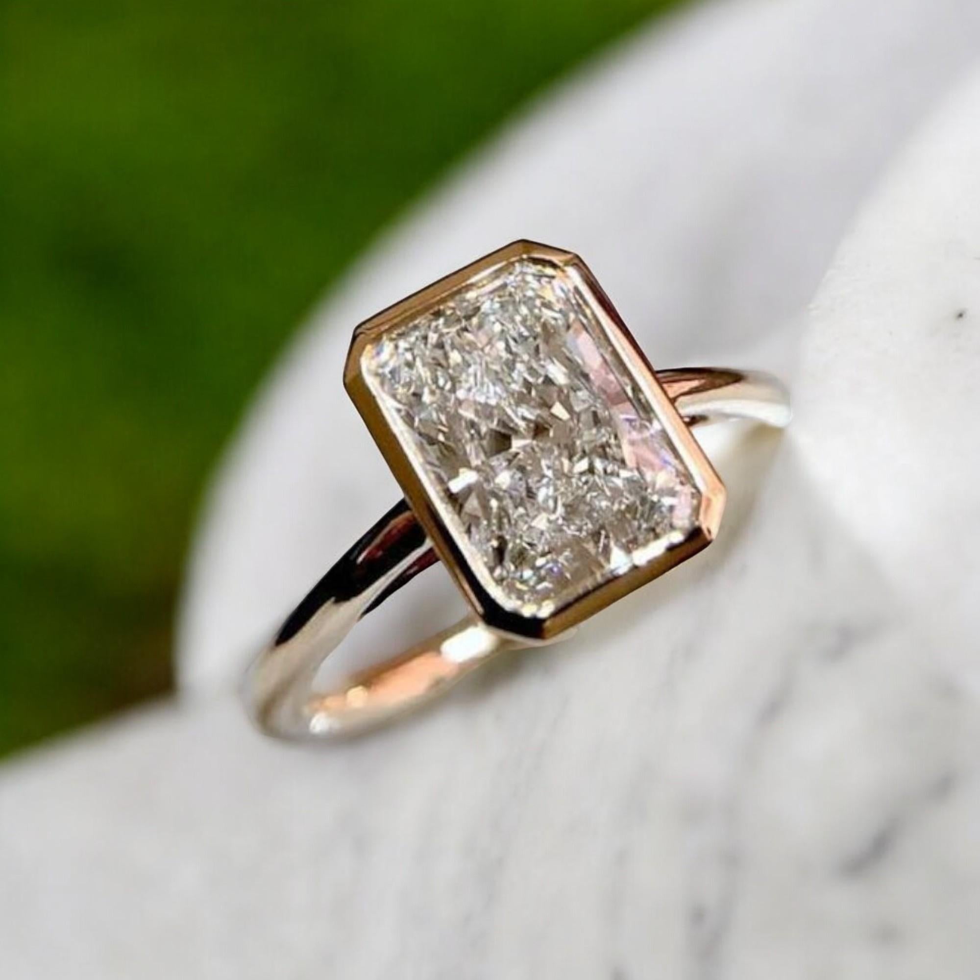 GIA Certificado 2 Quilates G/VVS1 Diamante Natural Corte Radiante Anillo Solitario Oro 18K Contemporáneo en venta