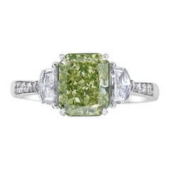 2 Karat GIA Grüner Diamantring mit drei Steinen