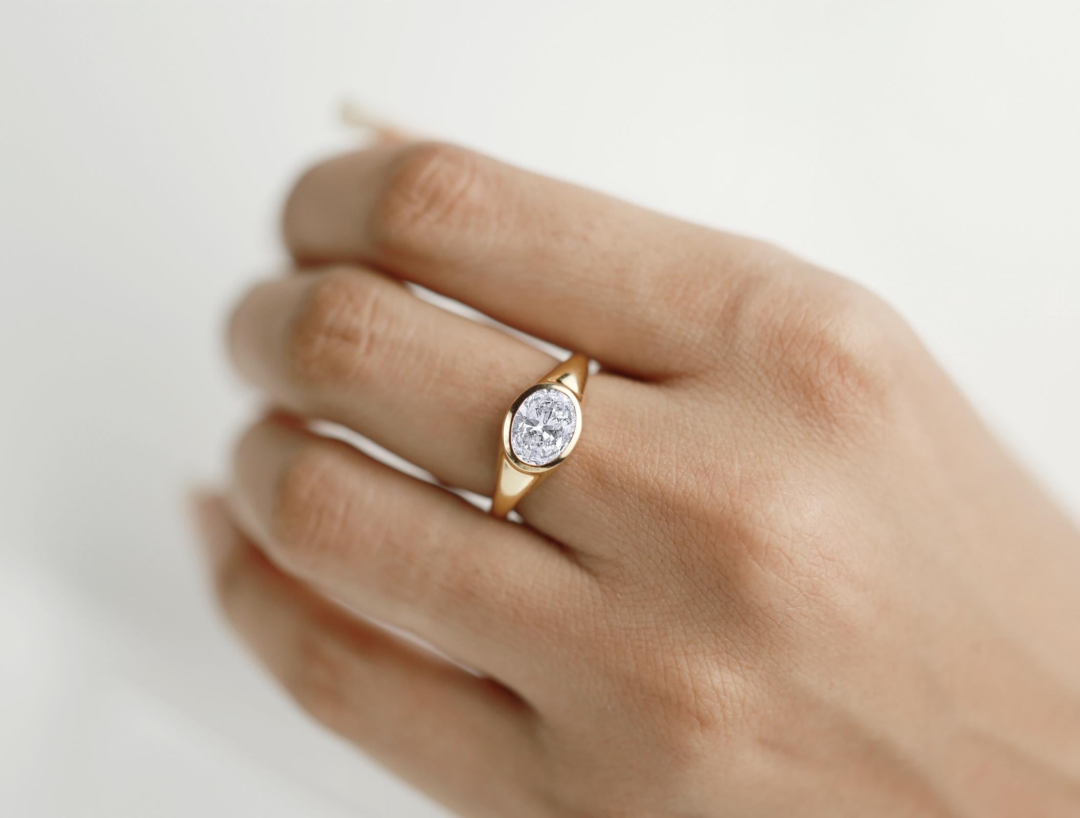 GIA Report Certified 2 Carat Oval Cut Diamond 18k Signet Ring for Men and Women Pour hommes en vente