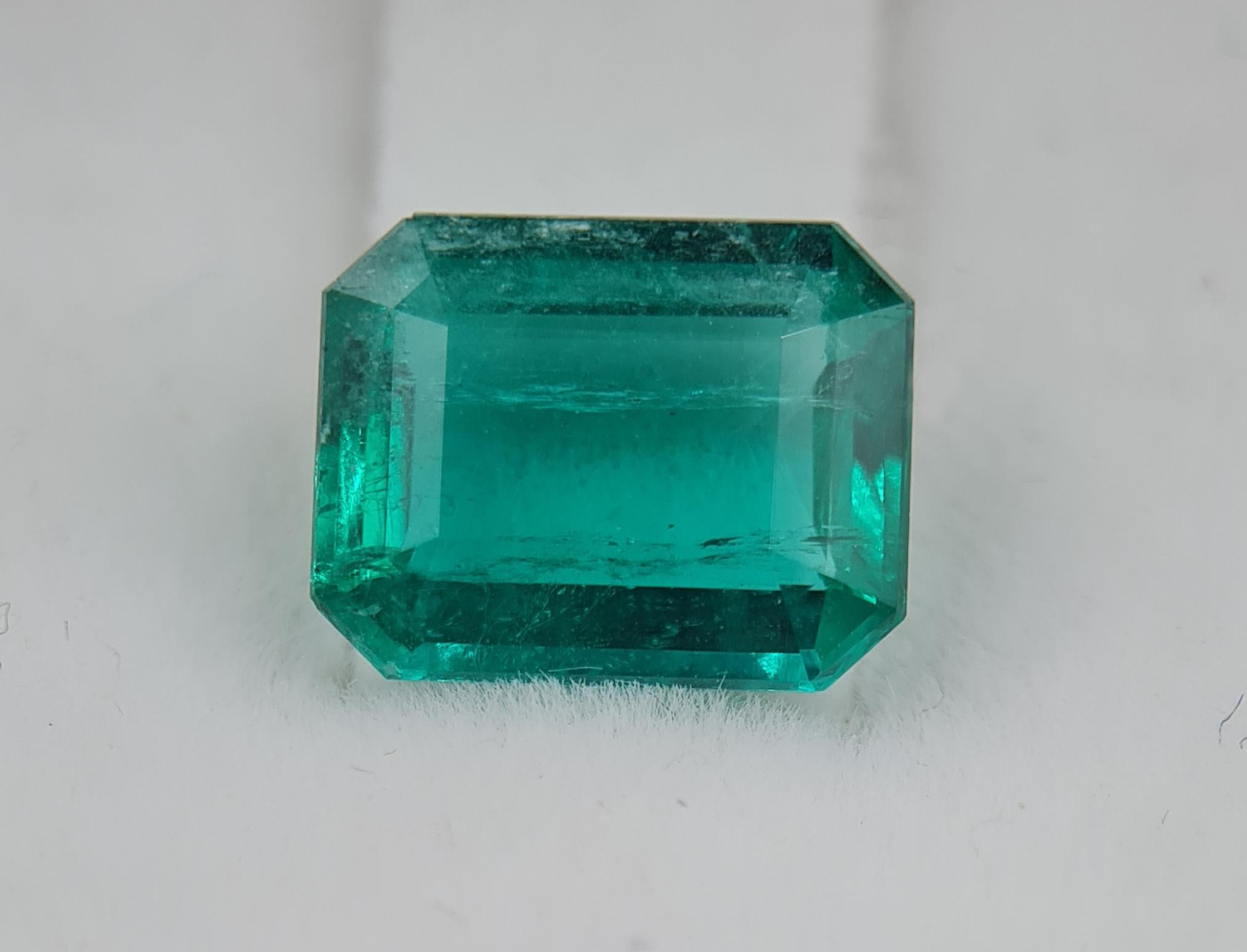 Ring with a beautiful 2 carat Colombian emerald. 
This stone is really big and despite being 2 carats it seems to be much bigger.
It has a very intense and bluish color as would expect from a true Colombian stone. 
It is proposed with a pair of