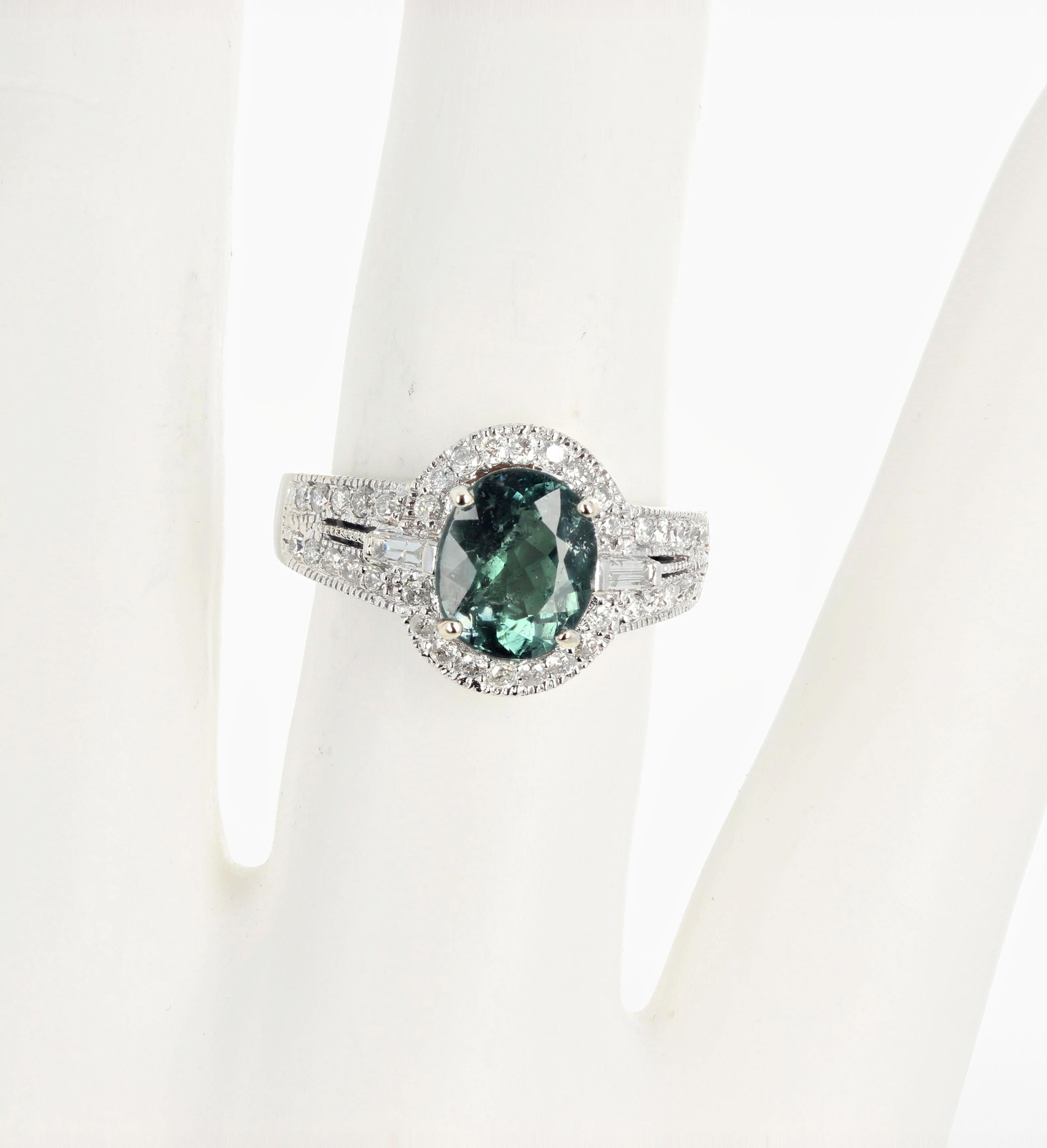 AJD, bague lgante en or blanc avec tourmaline verte naturelle intense 2 carats et diamants Unisexe en vente