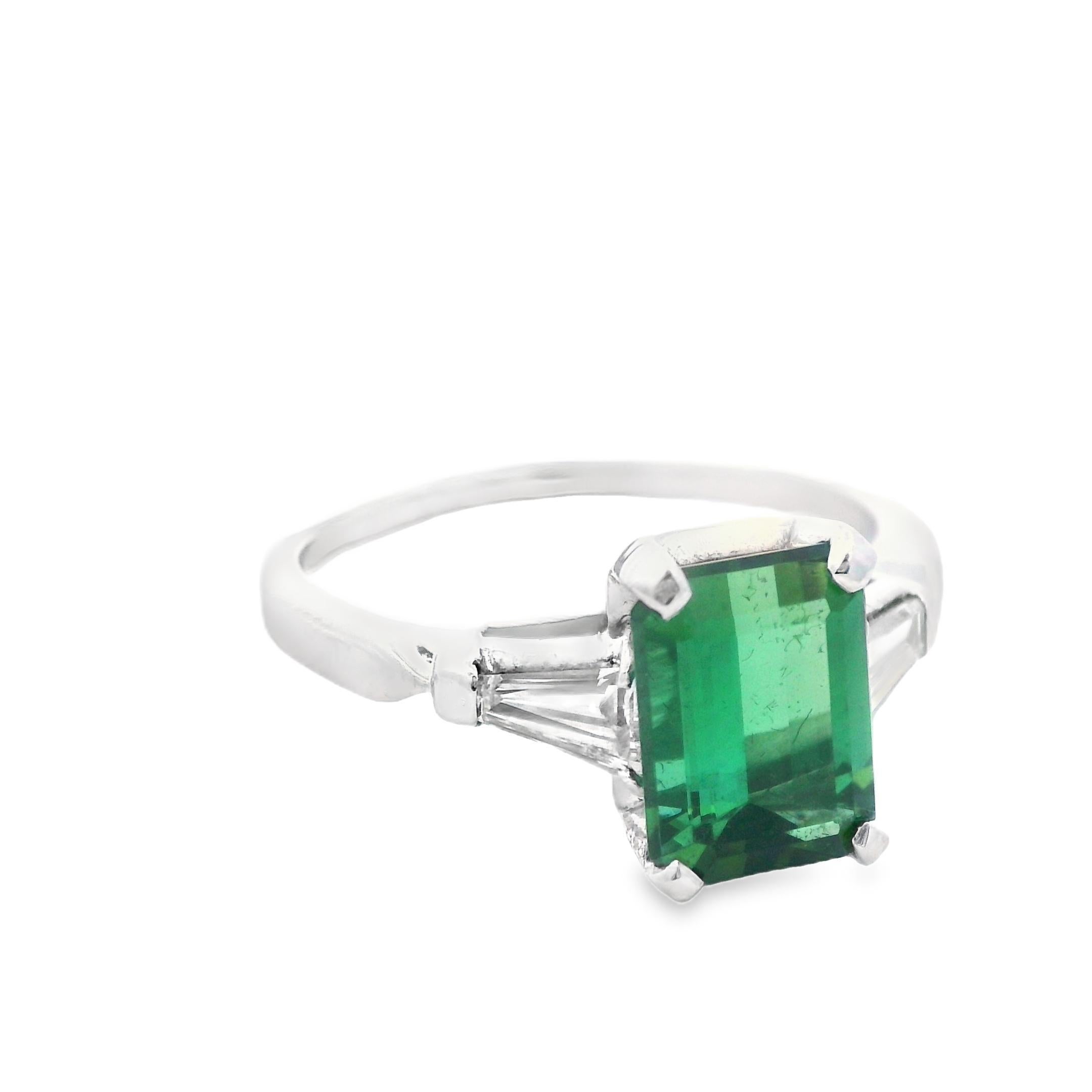Bague en platine avec tourmaline verte de 2 carats et diamant baguette effilé Excellent état - En vente à Lexington, KY
