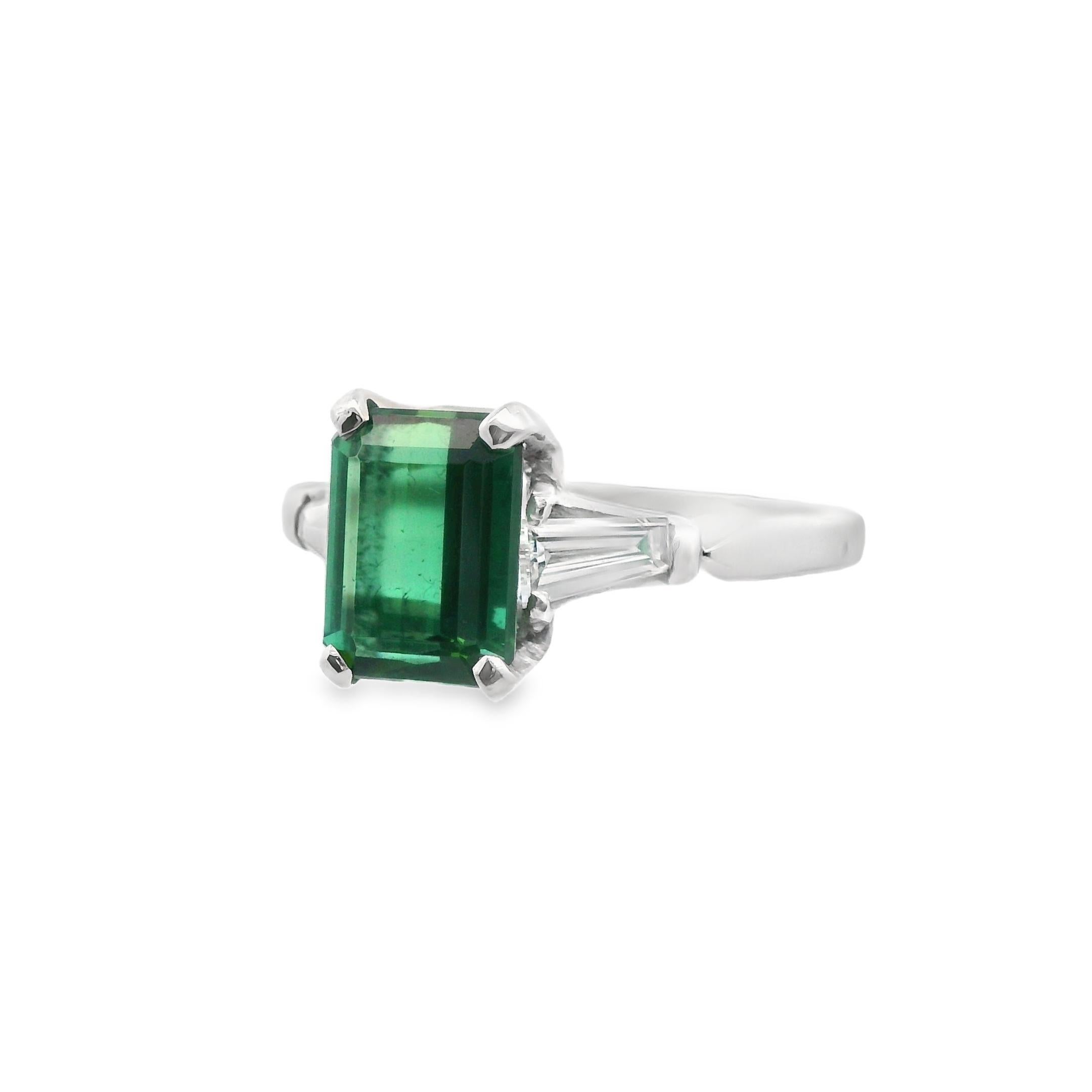 Bague en platine avec tourmaline verte de 2 carats et diamant baguette effilé Unisexe en vente