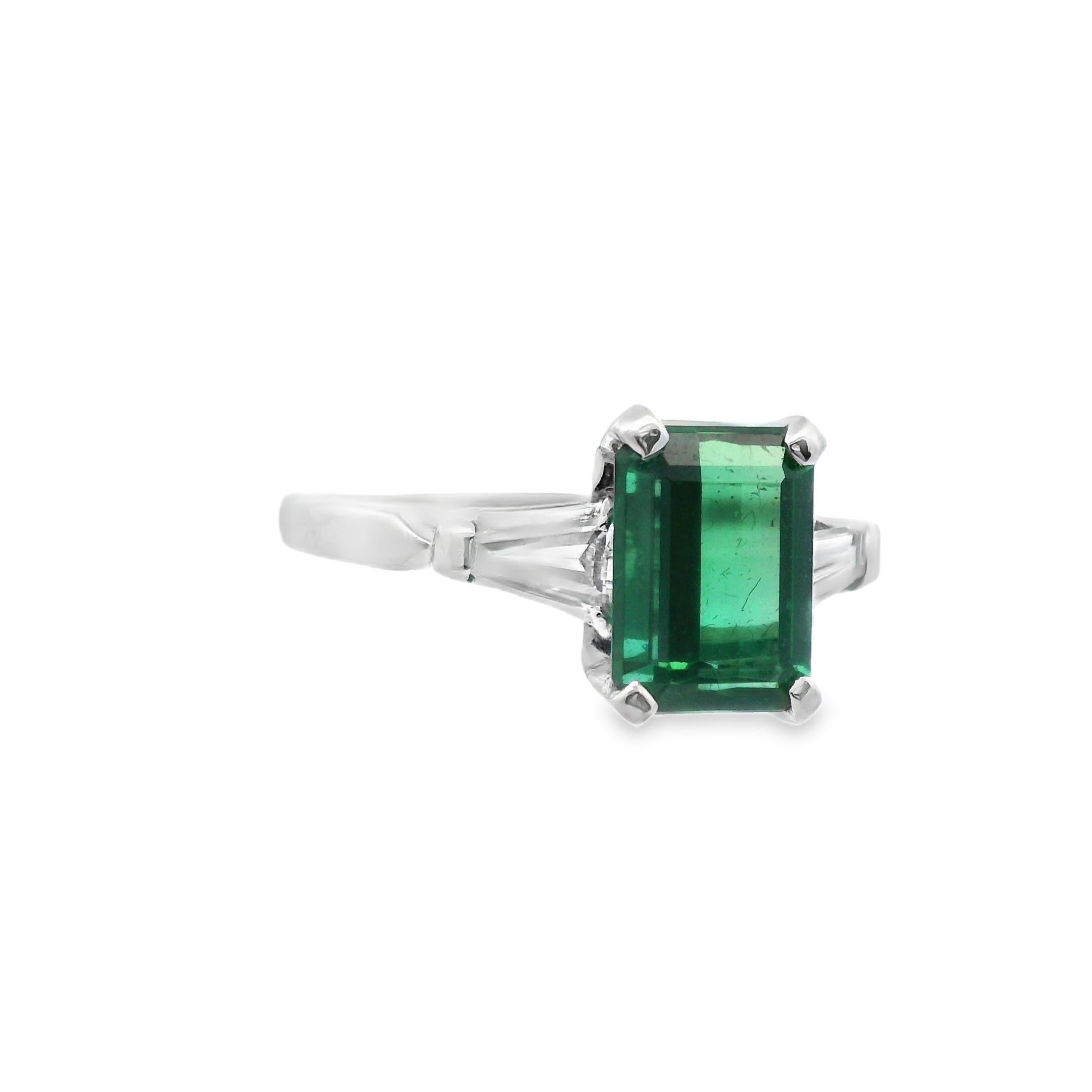 Bague en platine avec tourmaline verte de 2 carats et diamant baguette effilé en vente 1