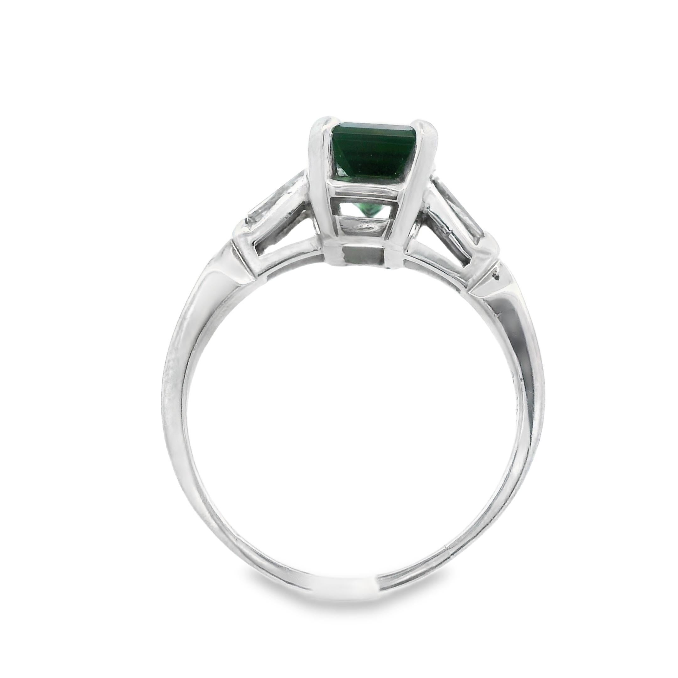 Bague en platine avec tourmaline verte de 2 carats et diamant baguette effilé en vente 2