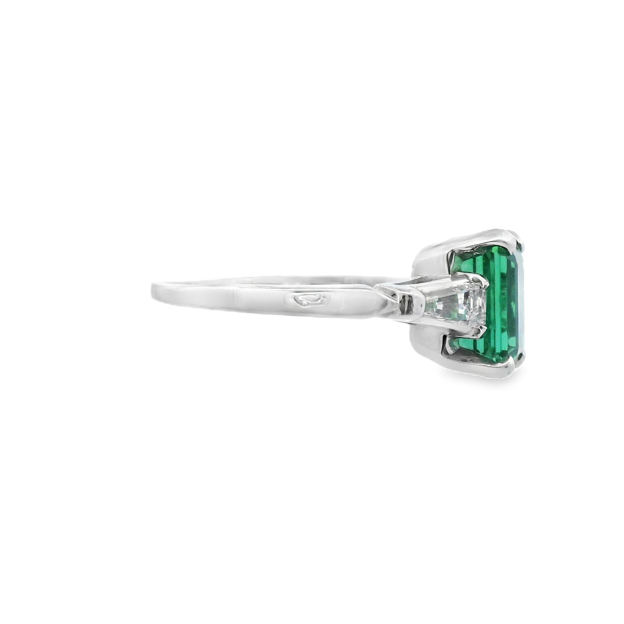 Bague en platine avec tourmaline verte de 2 carats et diamant baguette effilé en vente 3