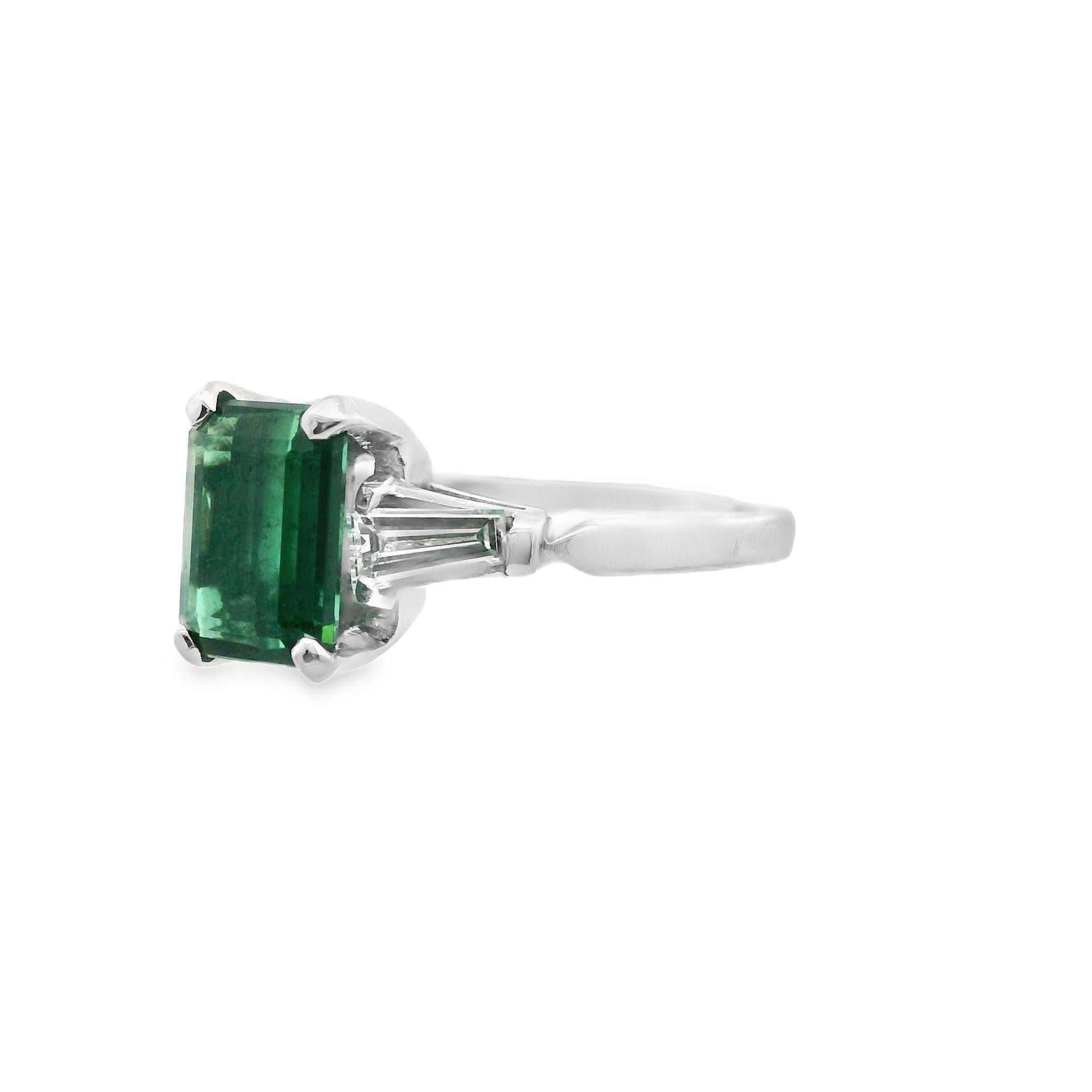 Bague en platine avec tourmaline verte de 2 carats et diamant baguette effilé en vente 4