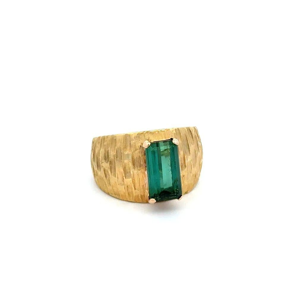 Einfach genial! 2 Karat lange grüne Turmalin und gebürstetem Gold Kuppel Unisex Vintage Ring. In der Mitte eine sichere Hand mit einem langen grünen Turmalin, mit einem Gewicht von ca. 2 Karat. Handgefertigte Fassung aus 18K Gelbgold. Messen ca.