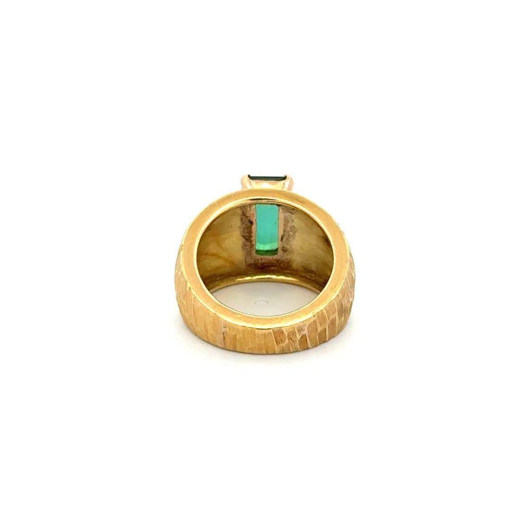 2 Karat Grüner Turmalin Gebürstetes Gold Kuppel Unisex Vintage Ring (Smaragdschliff) im Angebot