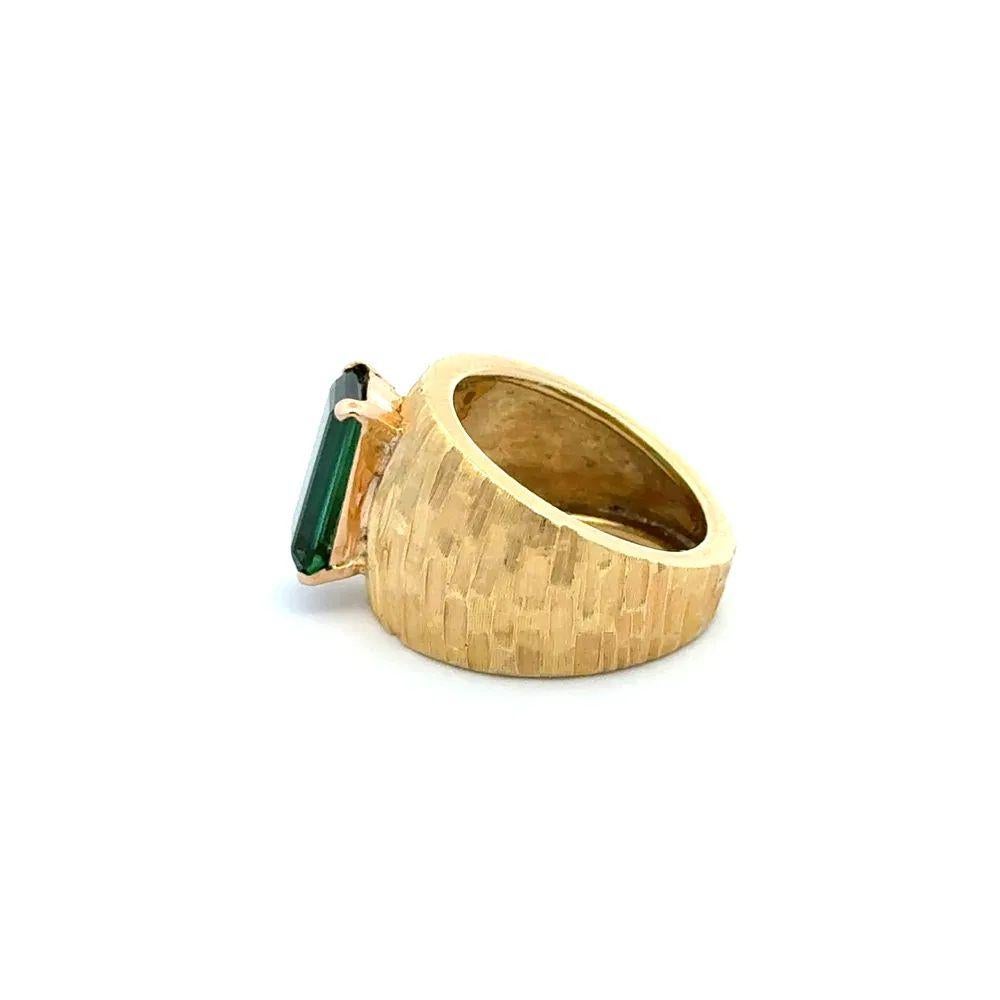 2 Karat Grüner Turmalin Gebürstetes Gold Kuppel Unisex Vintage Ring im Zustand „Hervorragend“ im Angebot in Montreal, QC