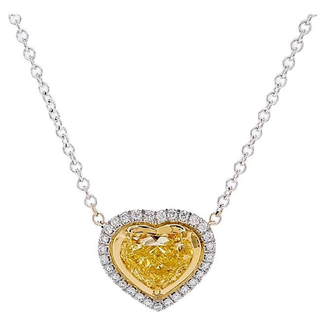 Collier à pendentif halo en diamant jaune intense de 2 carats, taille cœur, platine. en vente