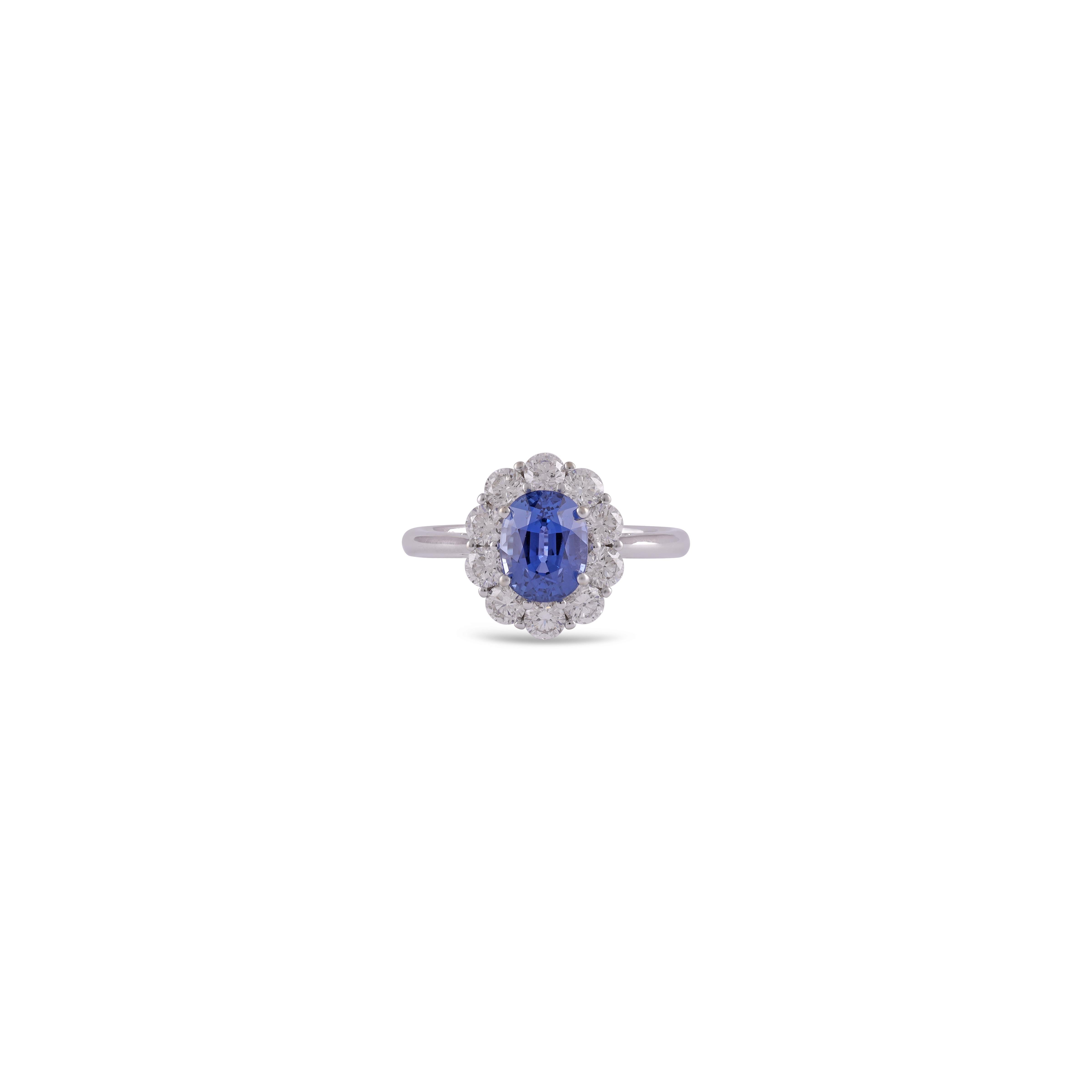 Si tratta di un esclusivo anello con zaffiro e diamanti tempestato di oro bianco 18 carati con 1 pezzo di zaffiro del peso di 2,00 carati e 10 pezzi di diamanti del peso di 0,95 carati. L'intero anello è tempestato di oro bianco 18 carati, la misura