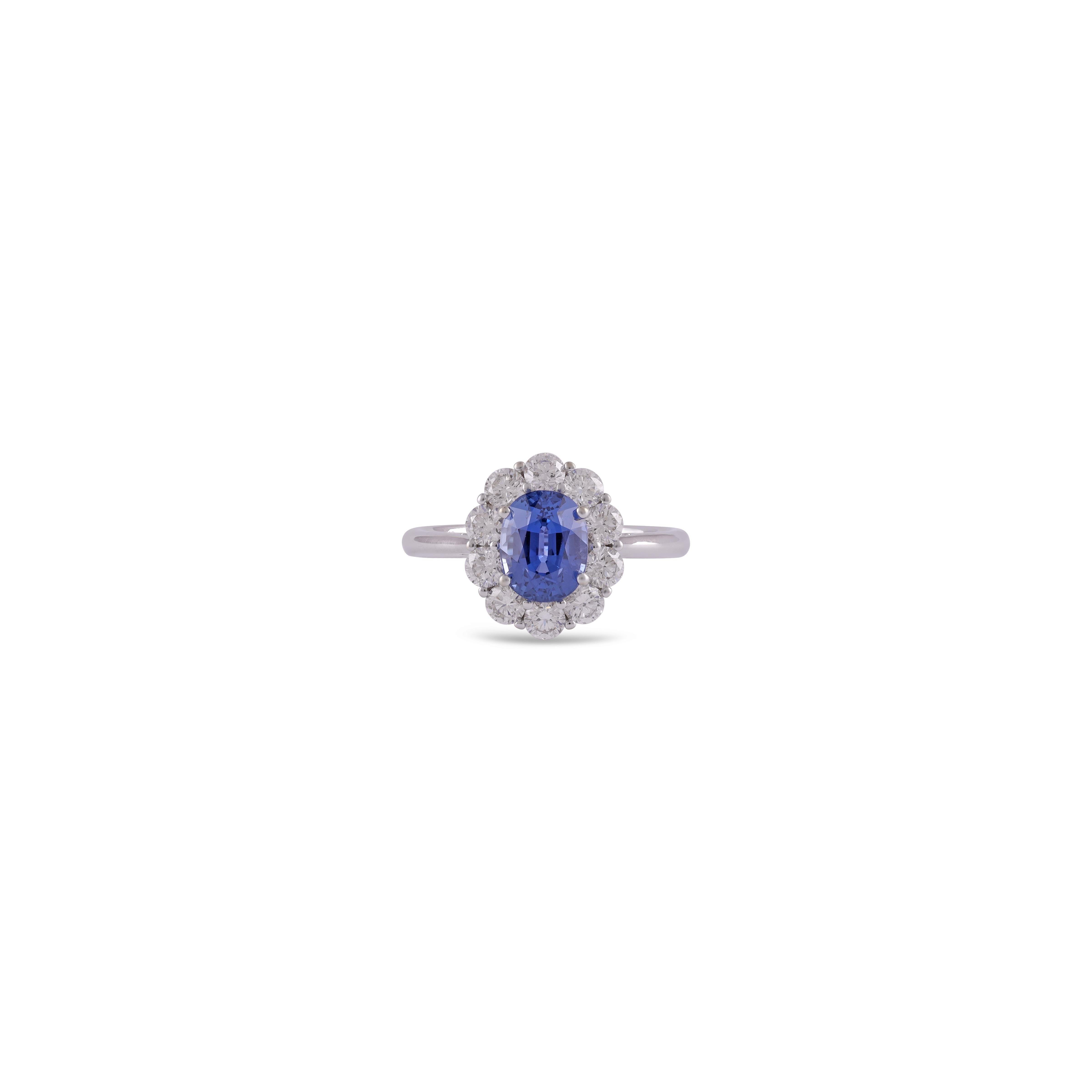 Cette bague exclusive en saphir et diamant est sertie d'or blanc 18 carats. Elle contient 1 saphir de 2,00 carats et 10 diamants de 0,95 carat, le tout serti d'or blanc 18 carats.


Collectional   ( One of Kind )

CETTE BAGUE EST ACCOMPAGNÉE D'UN