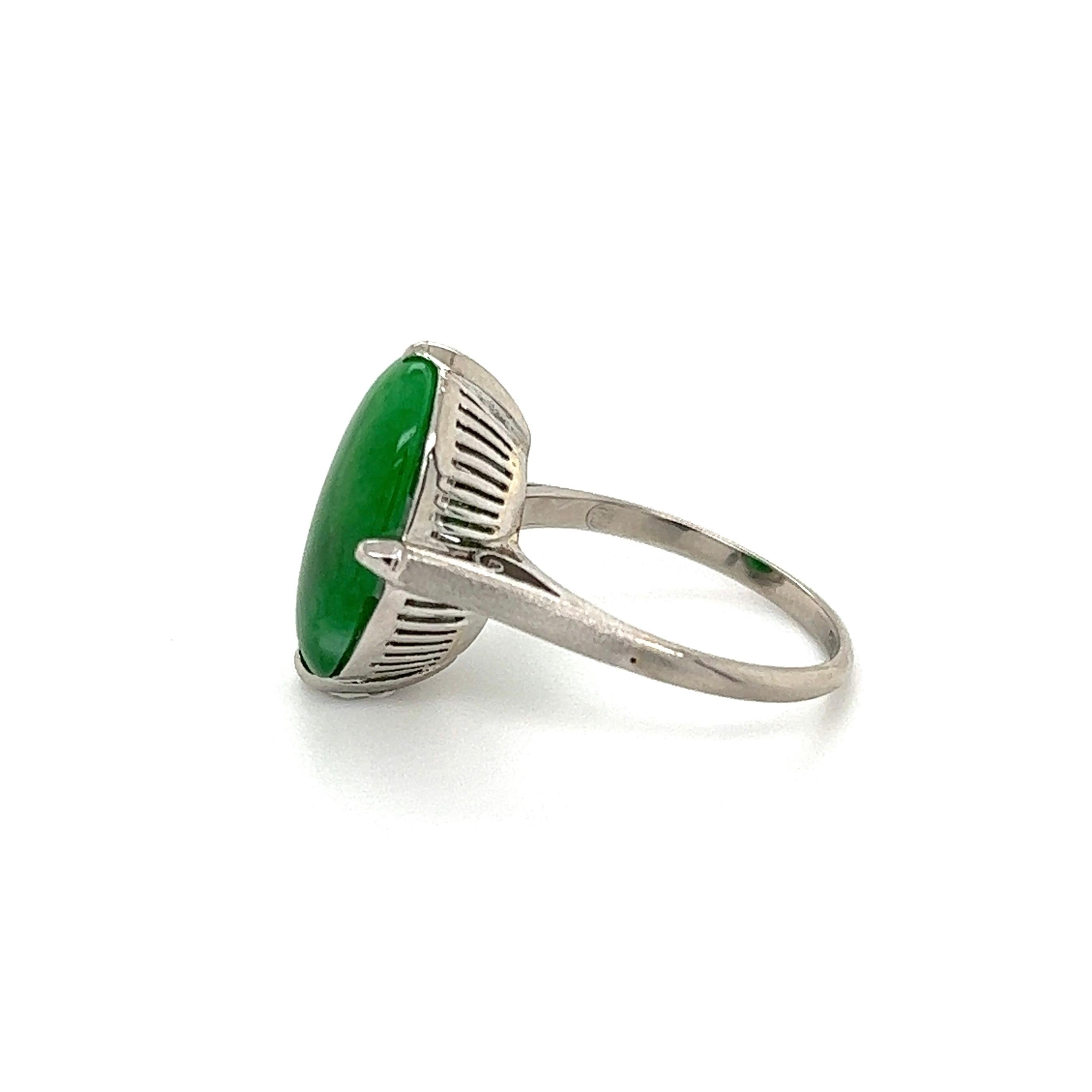 2 Carat Jade Jadeite Solitaire Platinum Cocktail Ring In Excellent Condition For Sale In Montreal, QC