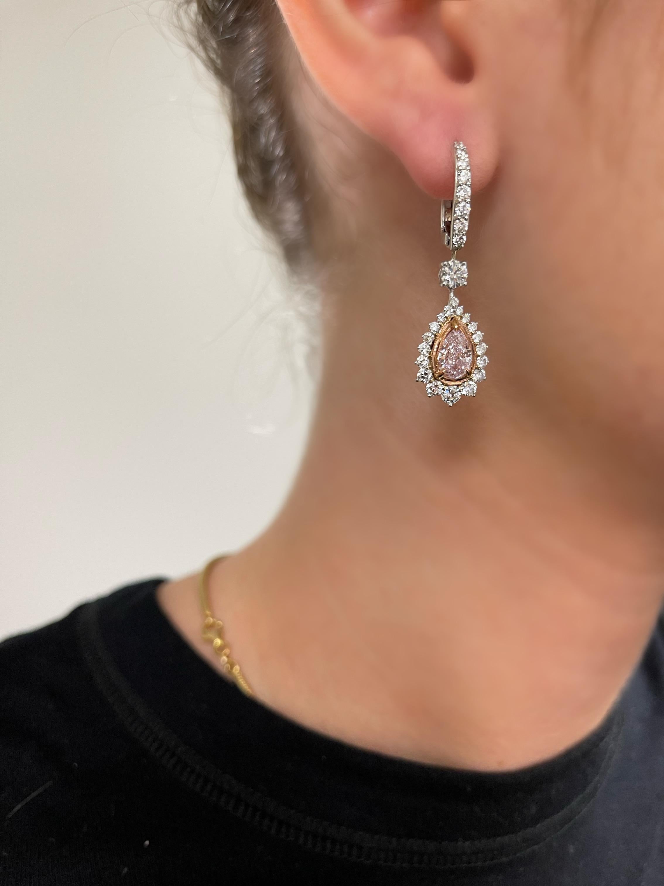Taille poire Boucles d'oreilles pendantes en diamant rose clair de 2 carats, certifiées GIA, serties en or blanc 18 carats. en vente