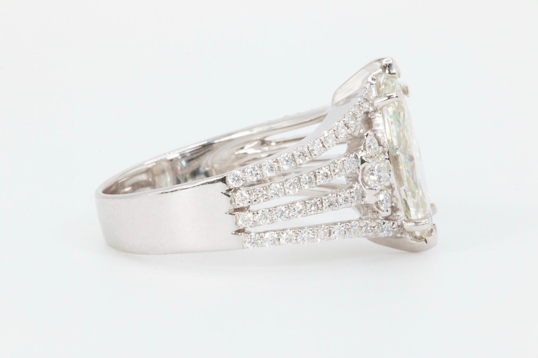Anello con diamante marquise da 2 carati certificato GIA in oro bianco 18 carati

Questo squisito anello in oro bianco 18 carati sfoggia un sorprendente diamante naturale taglio brillante marquise da 2,00 carati, di colore L e purezza SI2,