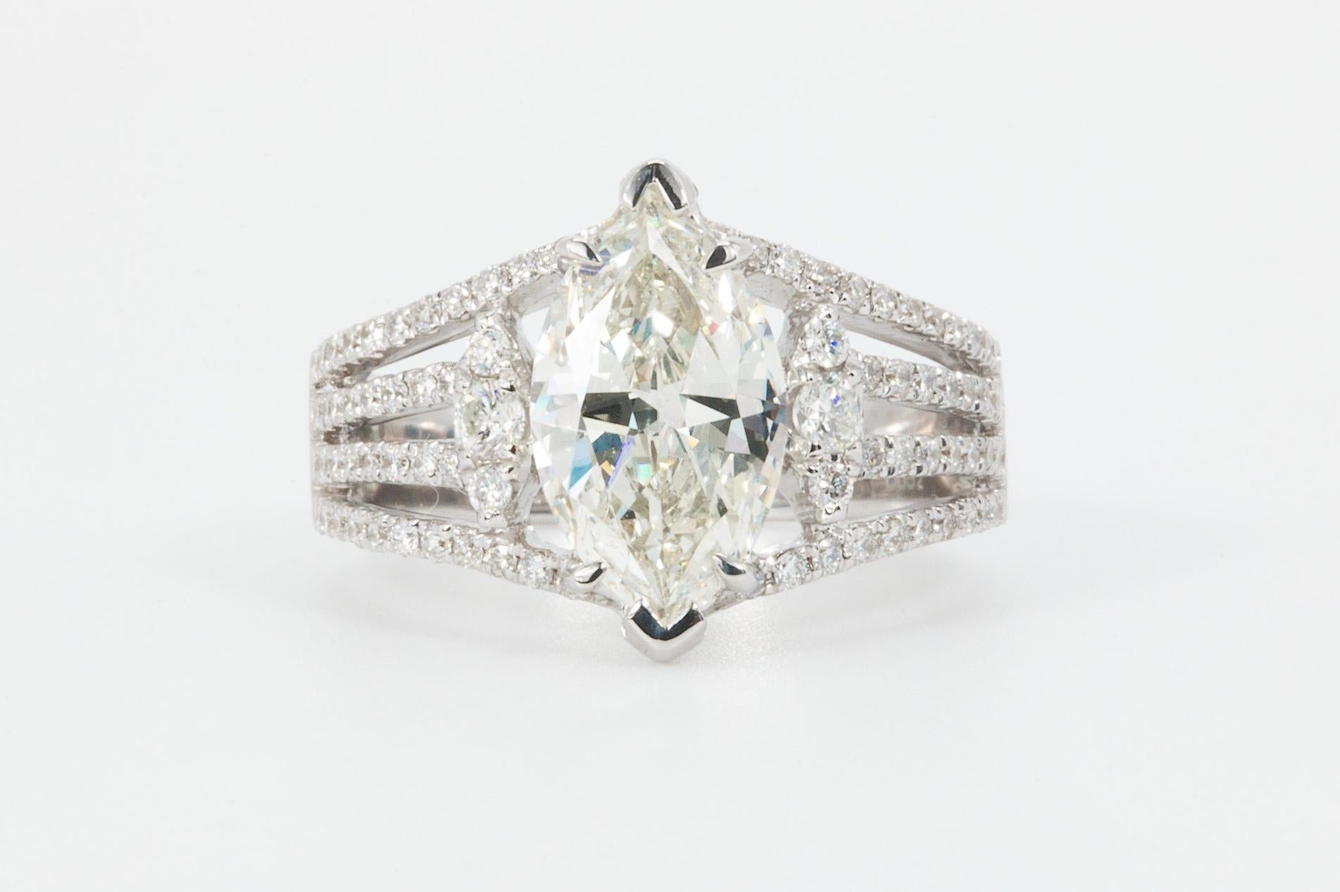 Taglio marquise Anello con diamante marquise da 2 carati certificato GIA in oro bianco 18 carati in vendita