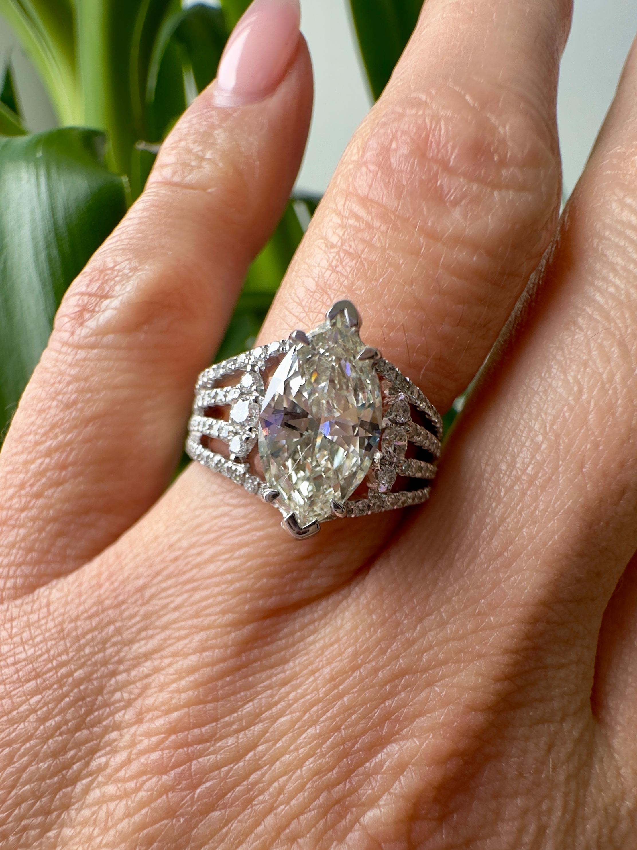 Donna Anello con diamante marquise da 2 carati certificato GIA in oro bianco 18 carati in vendita