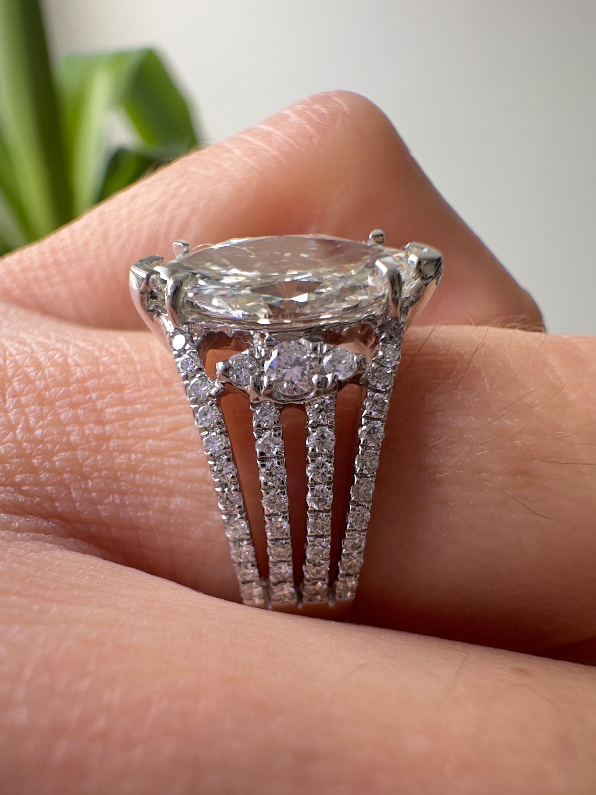 Anello con diamante marquise da 2 carati certificato GIA in oro bianco 18 carati in vendita 2