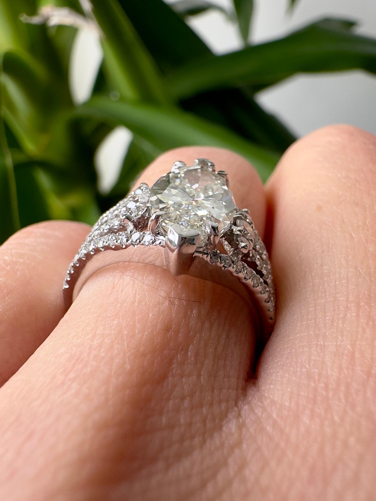 Anello con diamante marquise da 2 carati certificato GIA in oro bianco 18 carati in vendita 3
