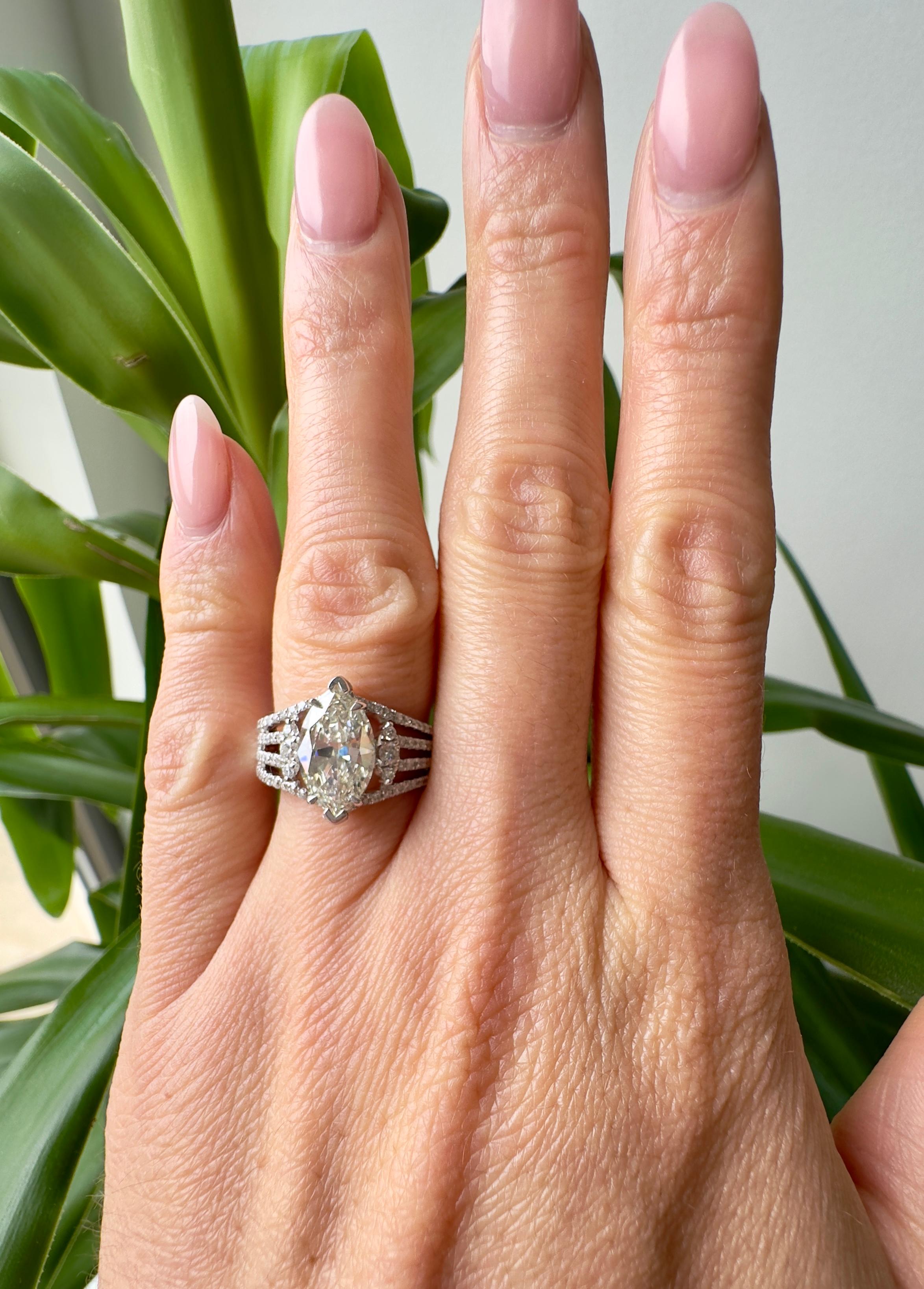 Anello con diamante marquise da 2 carati certificato GIA in oro bianco 18 carati in vendita 4