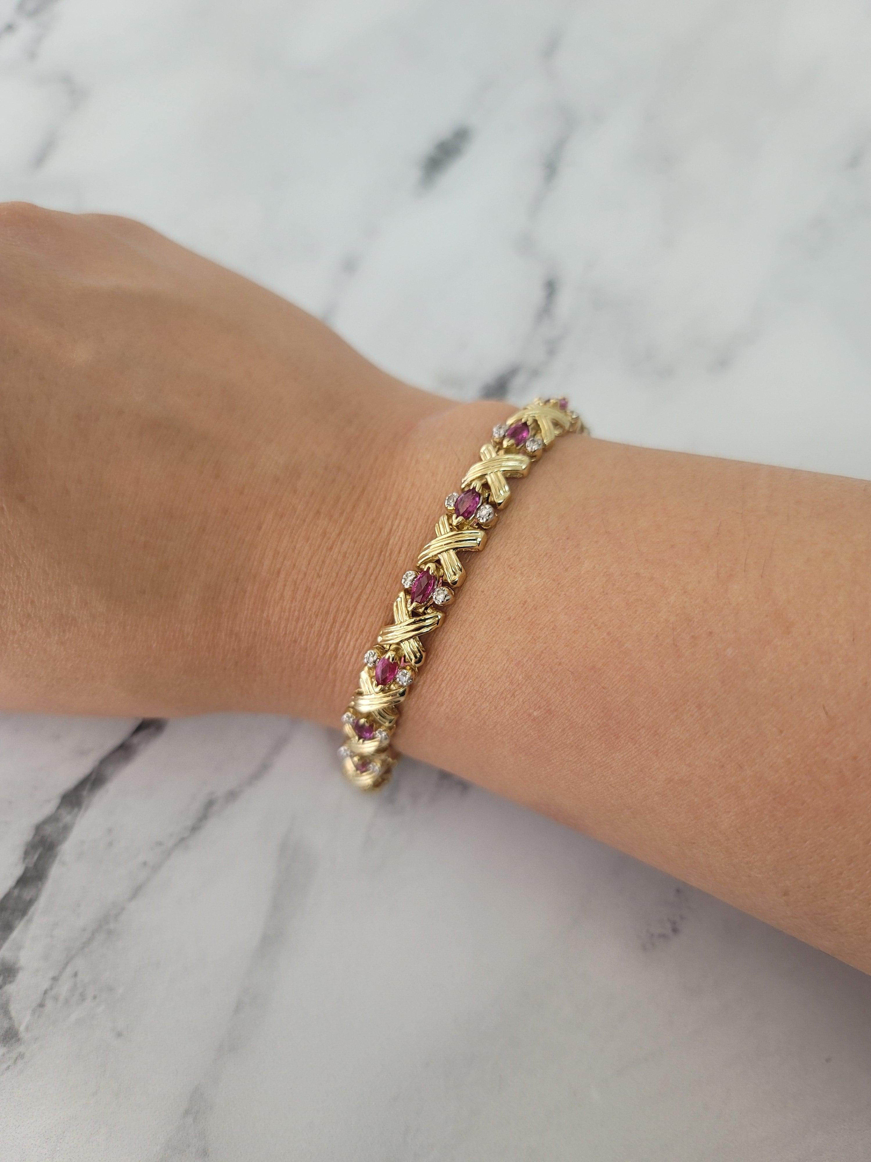Bracciale Tennis ♥ Descrizione ♥

Pietra principale: Rubino e diamanti 
Circa. Peso in carati: 2,00cttw
Tipo di metallo: Oro giallo 14 carati
Taglio della pietra: Marquise e rotonda
Metallo Peso: 19 grammi
Larghezza: 8 mm
Lunghezza bracciale: 7