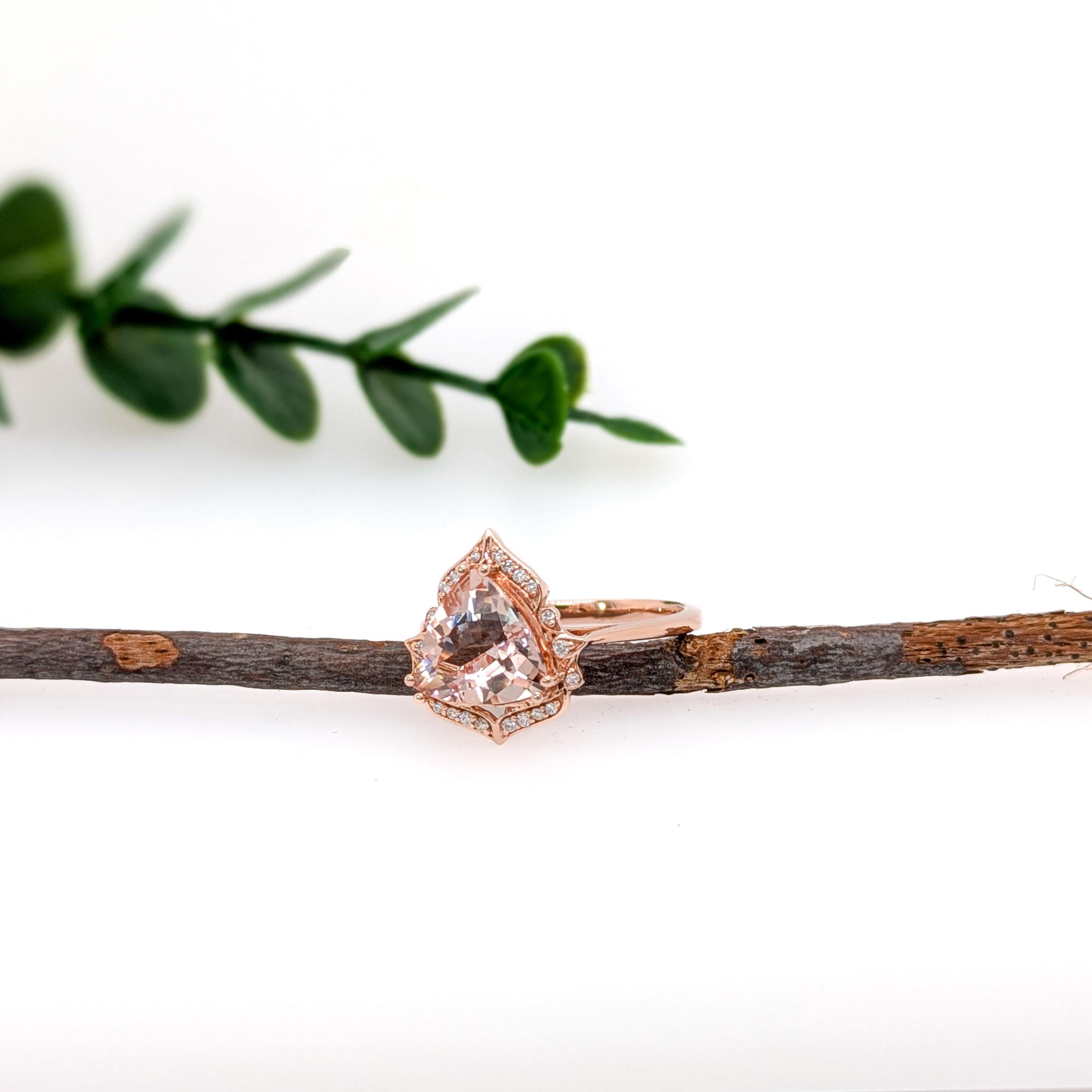 Mélange gracieux de passé et de présent, cette bague en or 14k met en valeur une morganite de 2,14 carats, taillée en trillion. Des détails de style vintage et des accents de diamants minés en terre étincelants complètent le design élégant. Cette