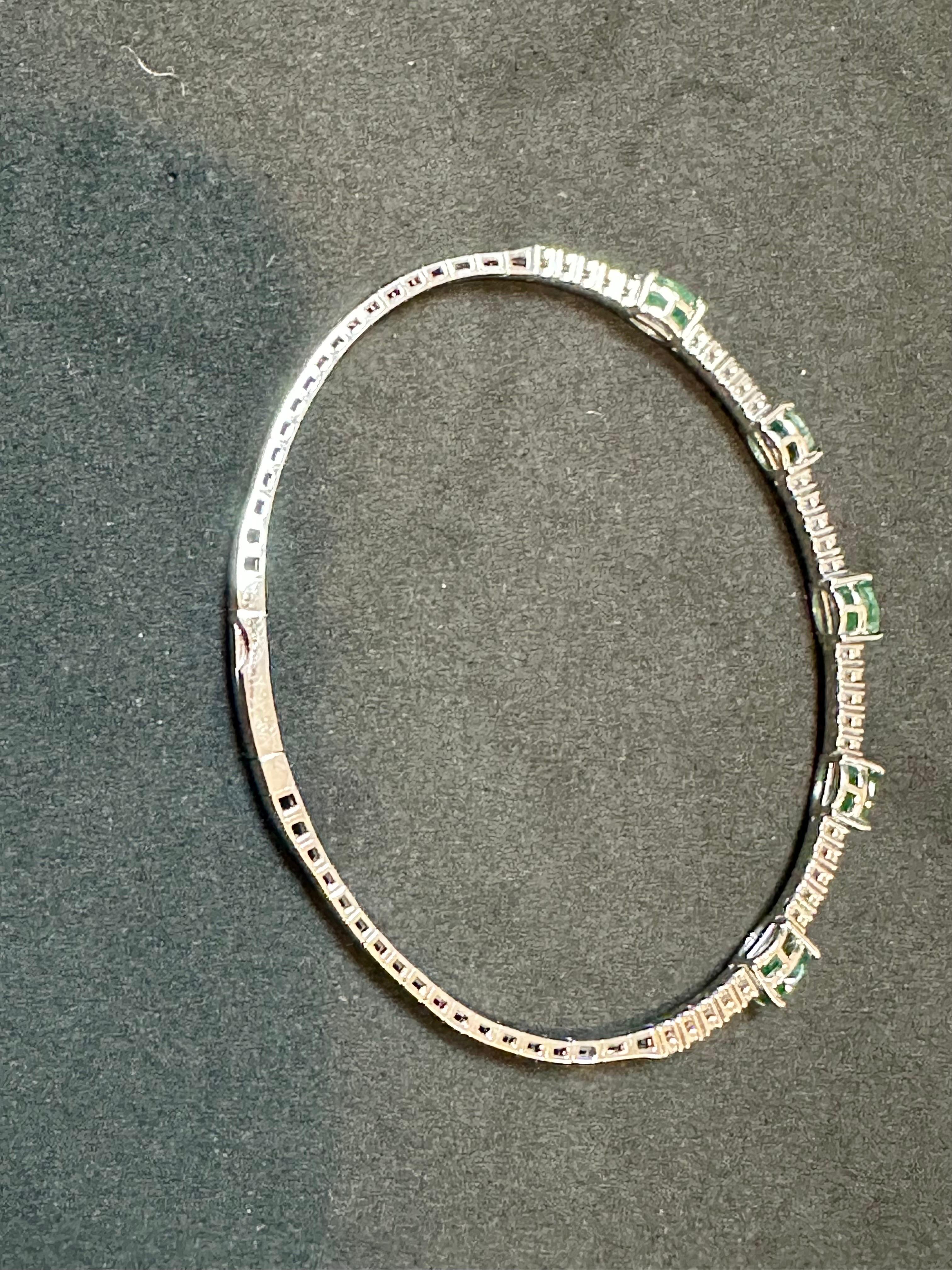 Bracelet jonc en or blanc 14 carats avec émeraudes brésiliennes naturelles de 2 carats et diamants Pour femmes en vente