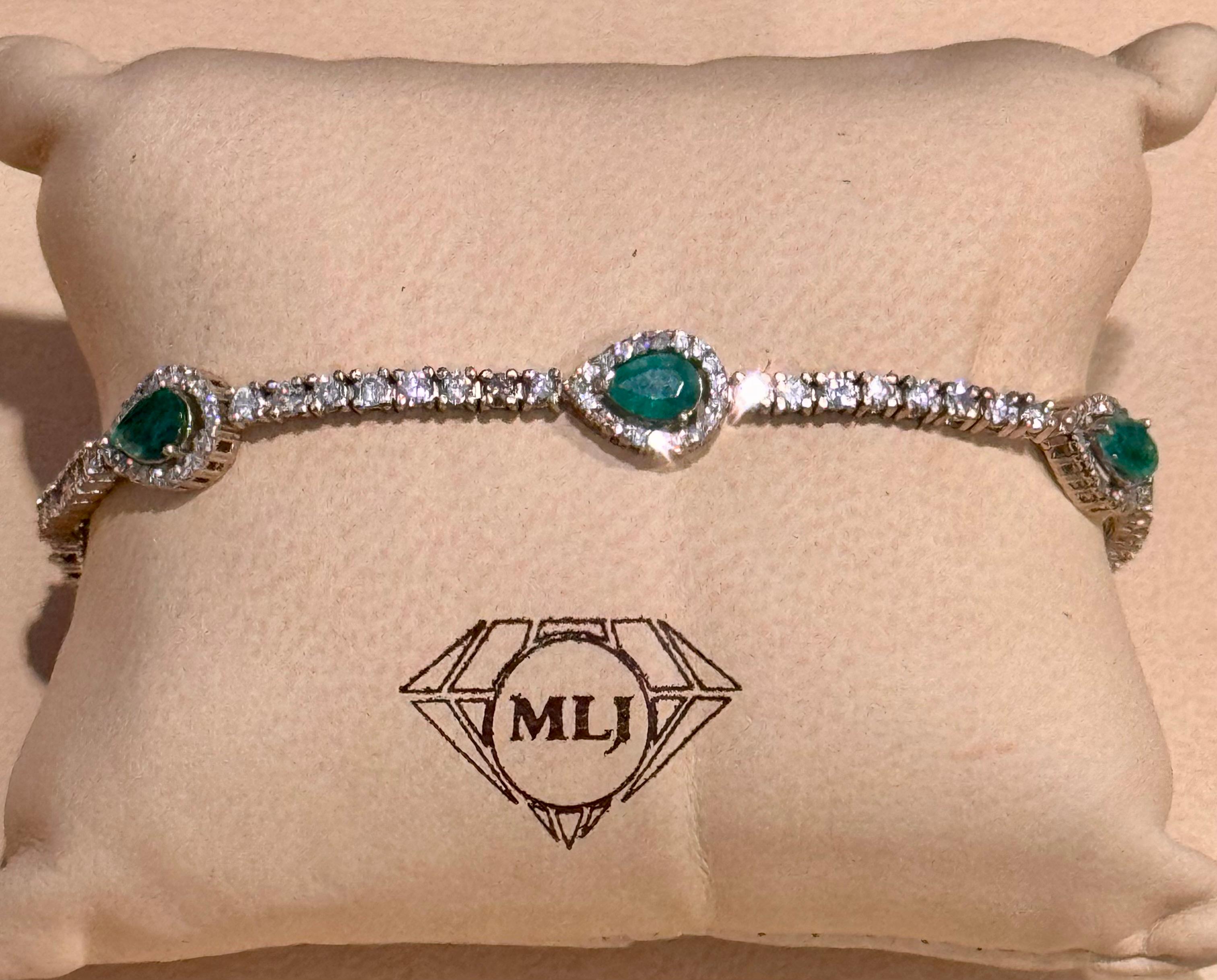  Dieses außergewöhnlich günstige Tennis  Armband hat  5 Steine in Birnenform  Smaragde  . Jeder Smaragd ist durch einen Brillantschliff voneinander getrennt.  Diamanten . Das Gesamtgewicht der Smaragde beträgt  etwa 2 Karat. Die Gesamtzahl der