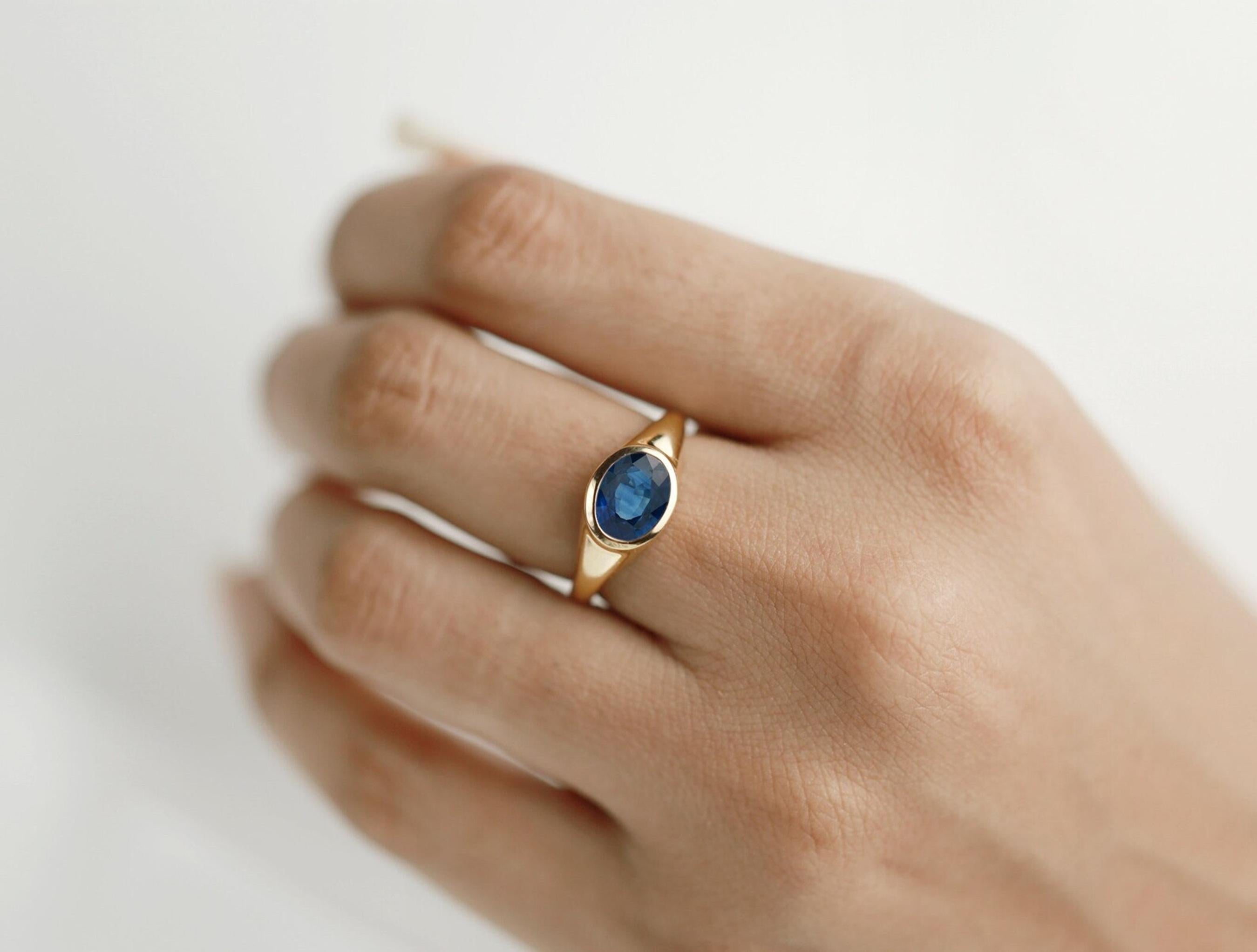 Art Deco 2 Carat Natural Oval-Cut Blue Sapphire Unisex Signet Ring in 18K Yellow Gold For Sale