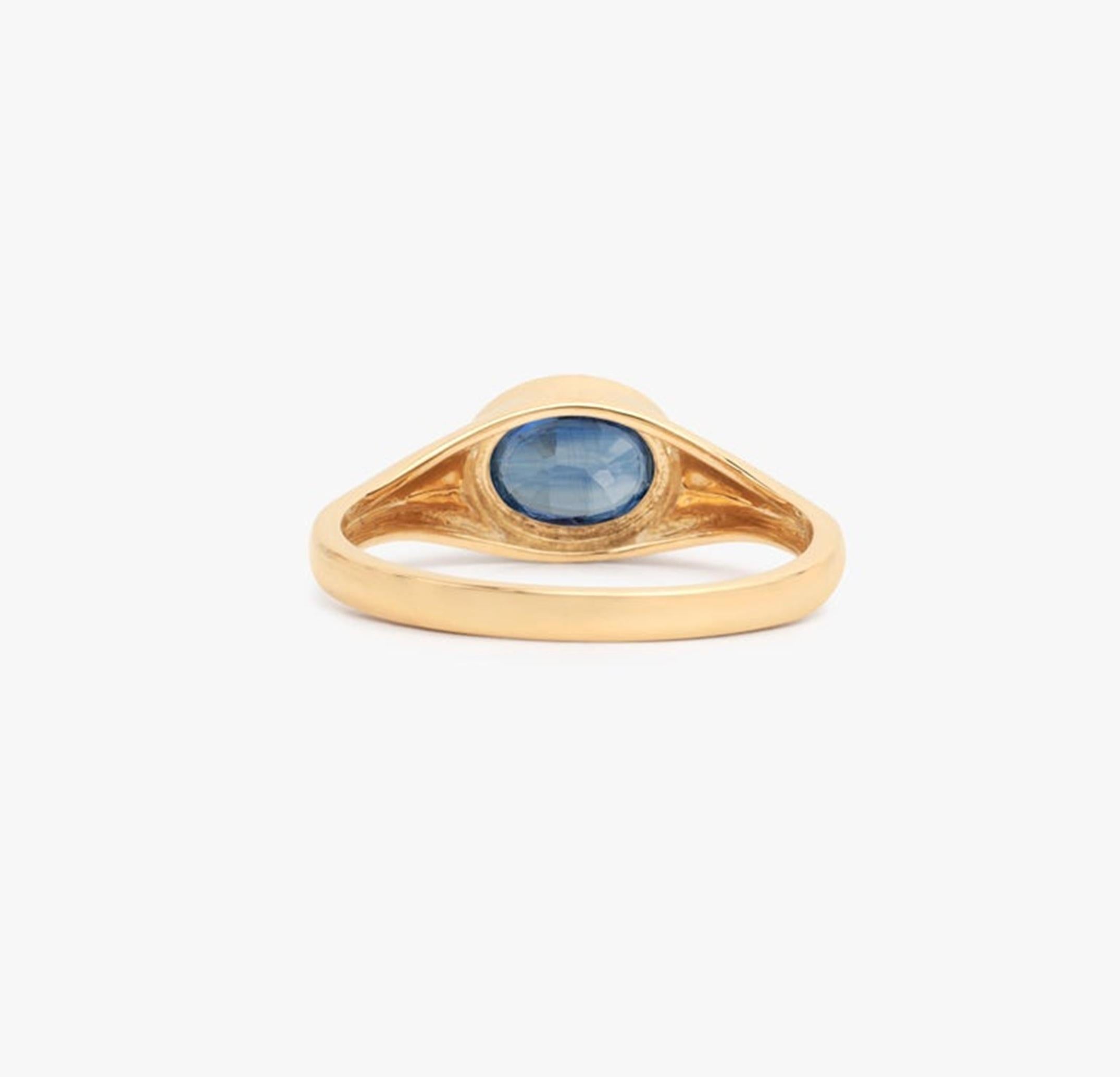Oval Cut 2 Carat Natural Oval-Cut Blue Sapphire Unisex Signet Ring in 18K Yellow Gold For Sale