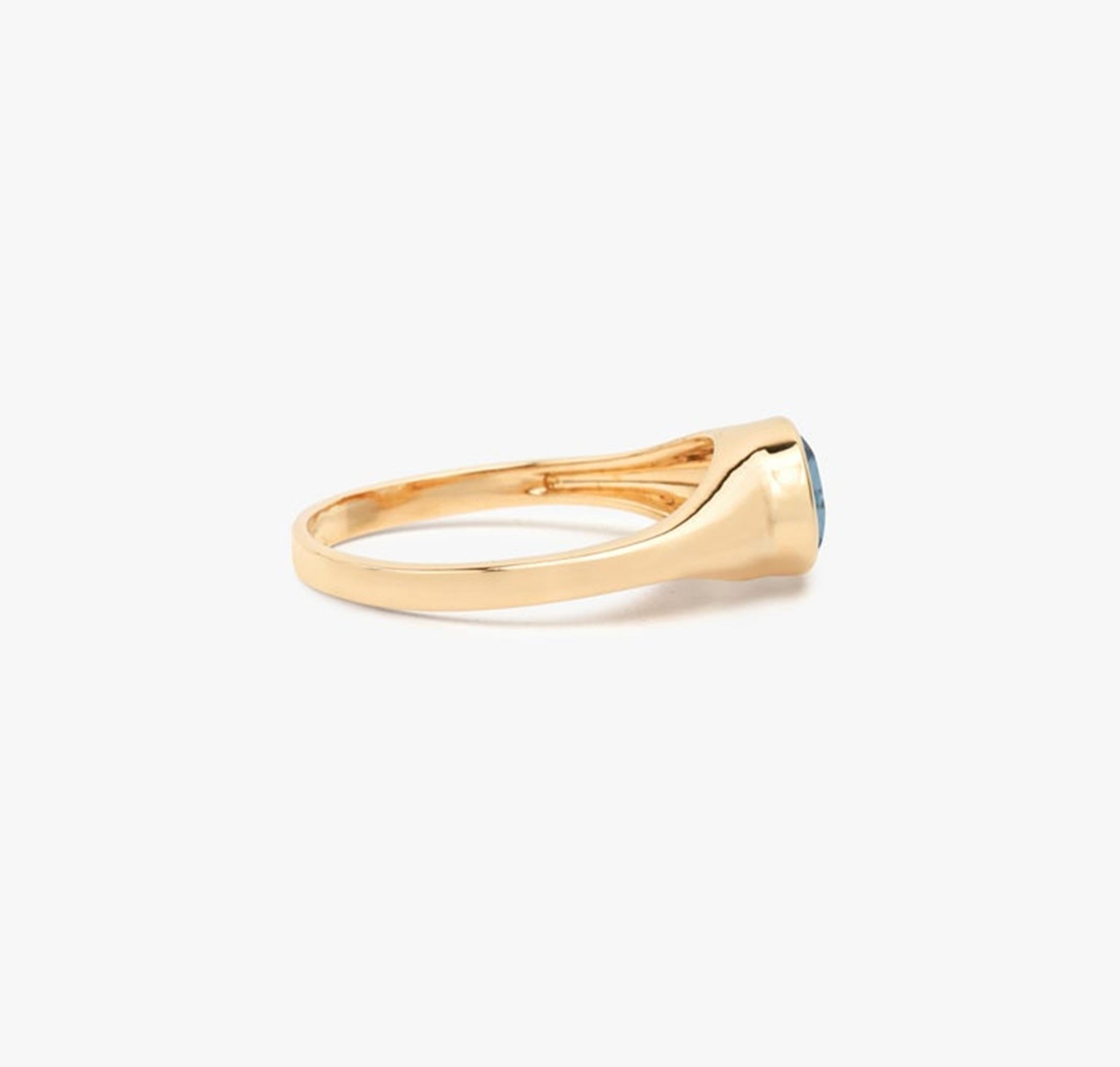 2 Carat Natural Oval-Cut Blue Sapphire Unisex Signet Ring in 18K Yellow Gold In New Condition For Sale In Jaipur, RJ