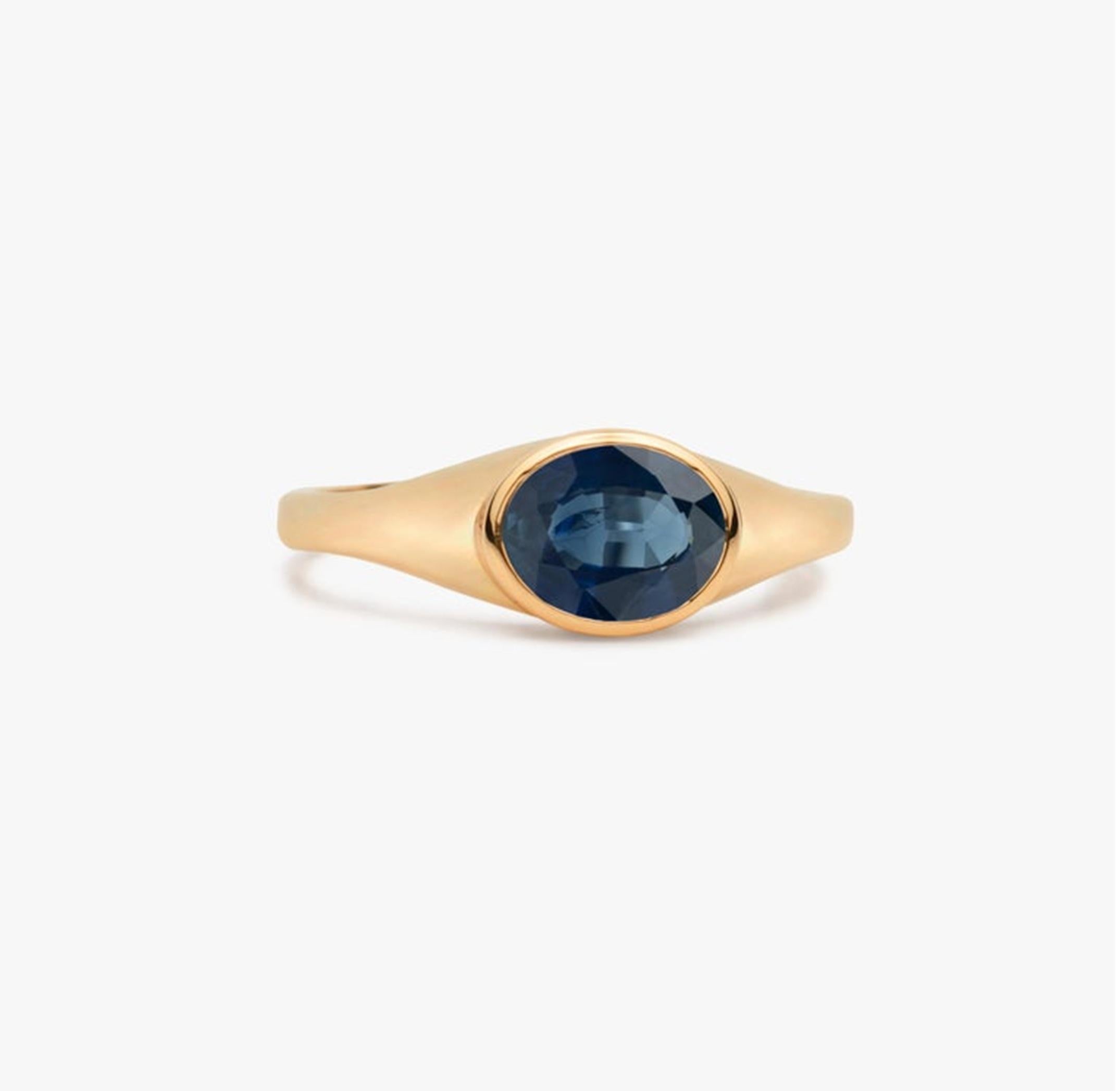 Men's 2 Carat Natural Oval-Cut Blue Sapphire Unisex Signet Ring in 18K Yellow Gold For Sale
