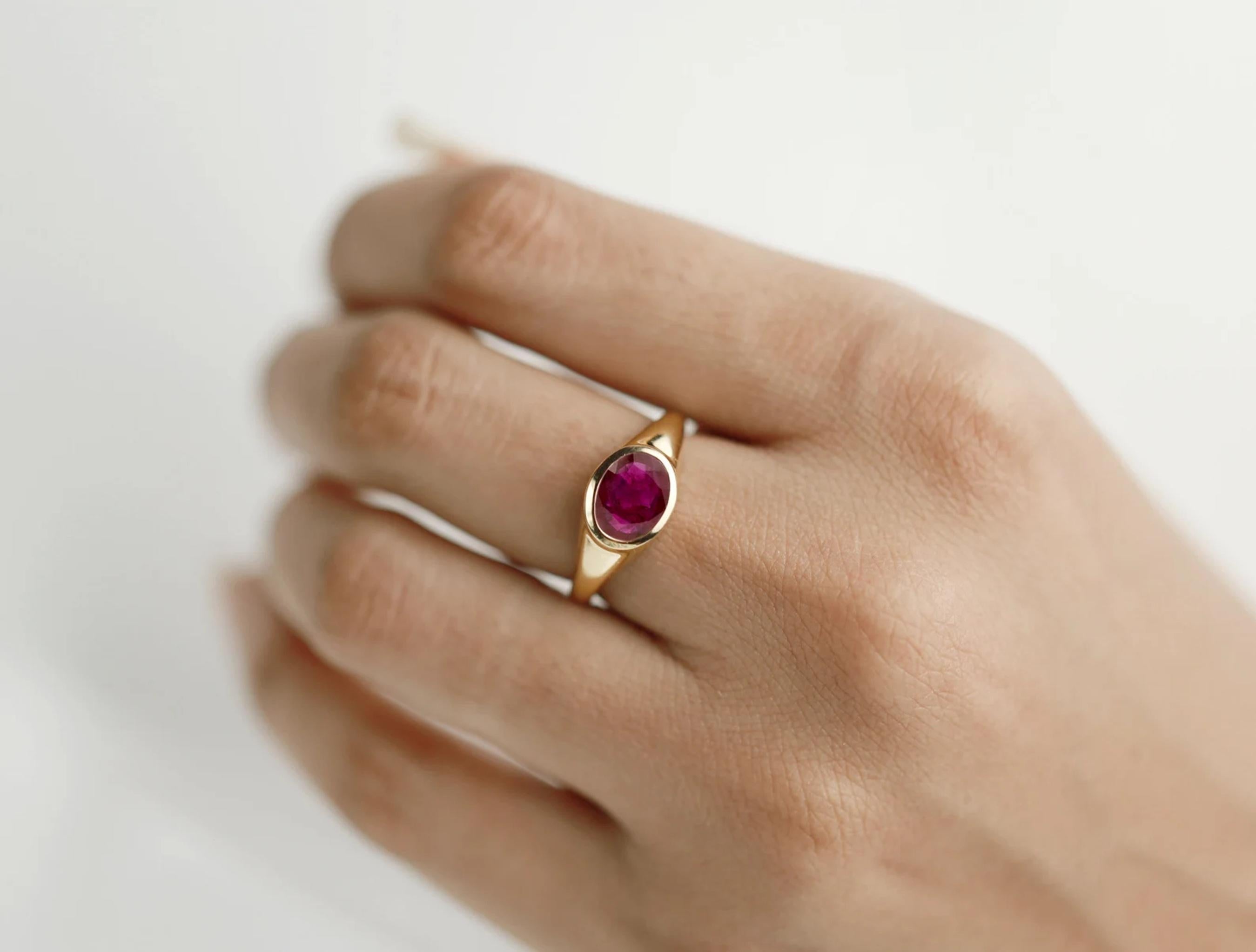 Anillo de sello de rubí natural ovalado de 2 quilates para hombre y mujer en oro macizo de 18 quilates Art Decó en venta