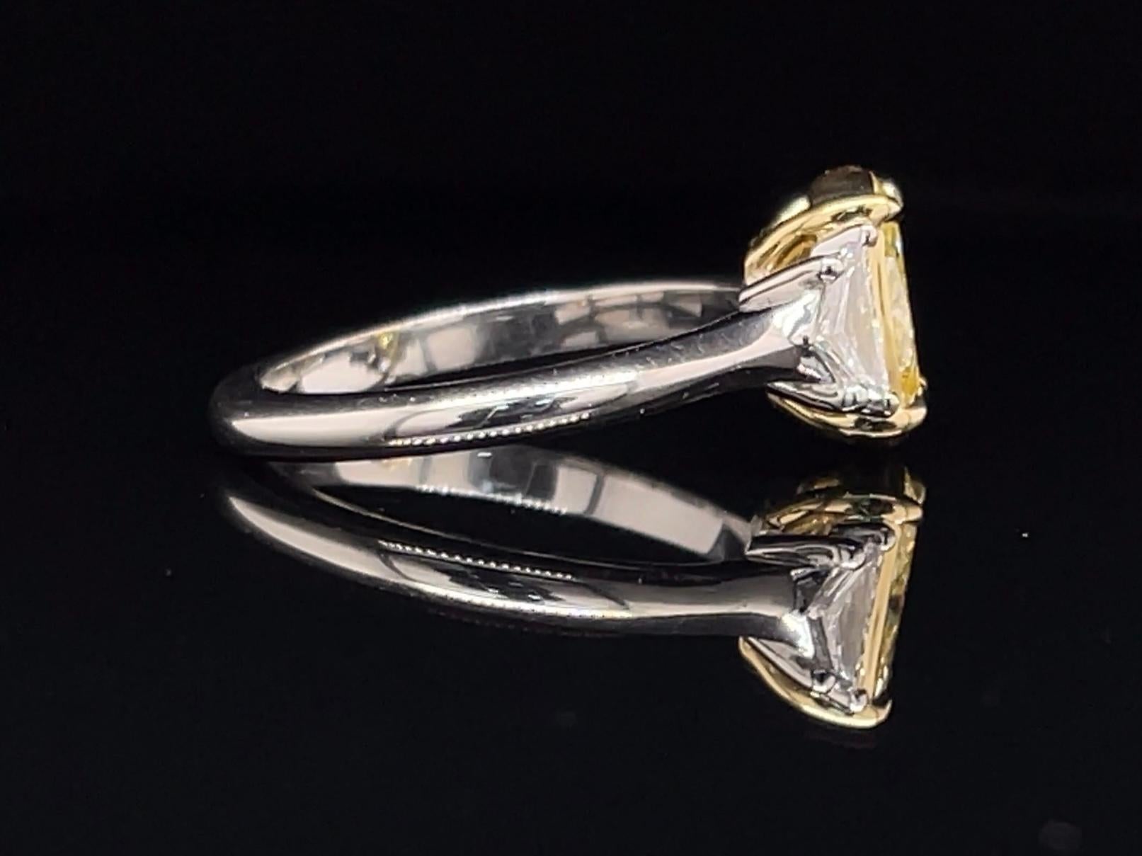 Contemporain Bague de fiançailles à trois pierres avec diamant jaune fantaisie ovale naturel de 2 carats, certifié GIA en vente