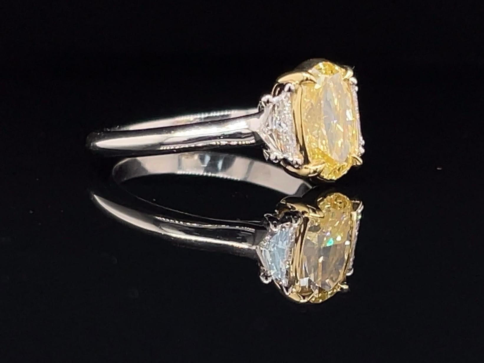 Taille ovale Bague de fiançailles à trois pierres avec diamant jaune fantaisie ovale naturel de 2 carats, certifié GIA en vente