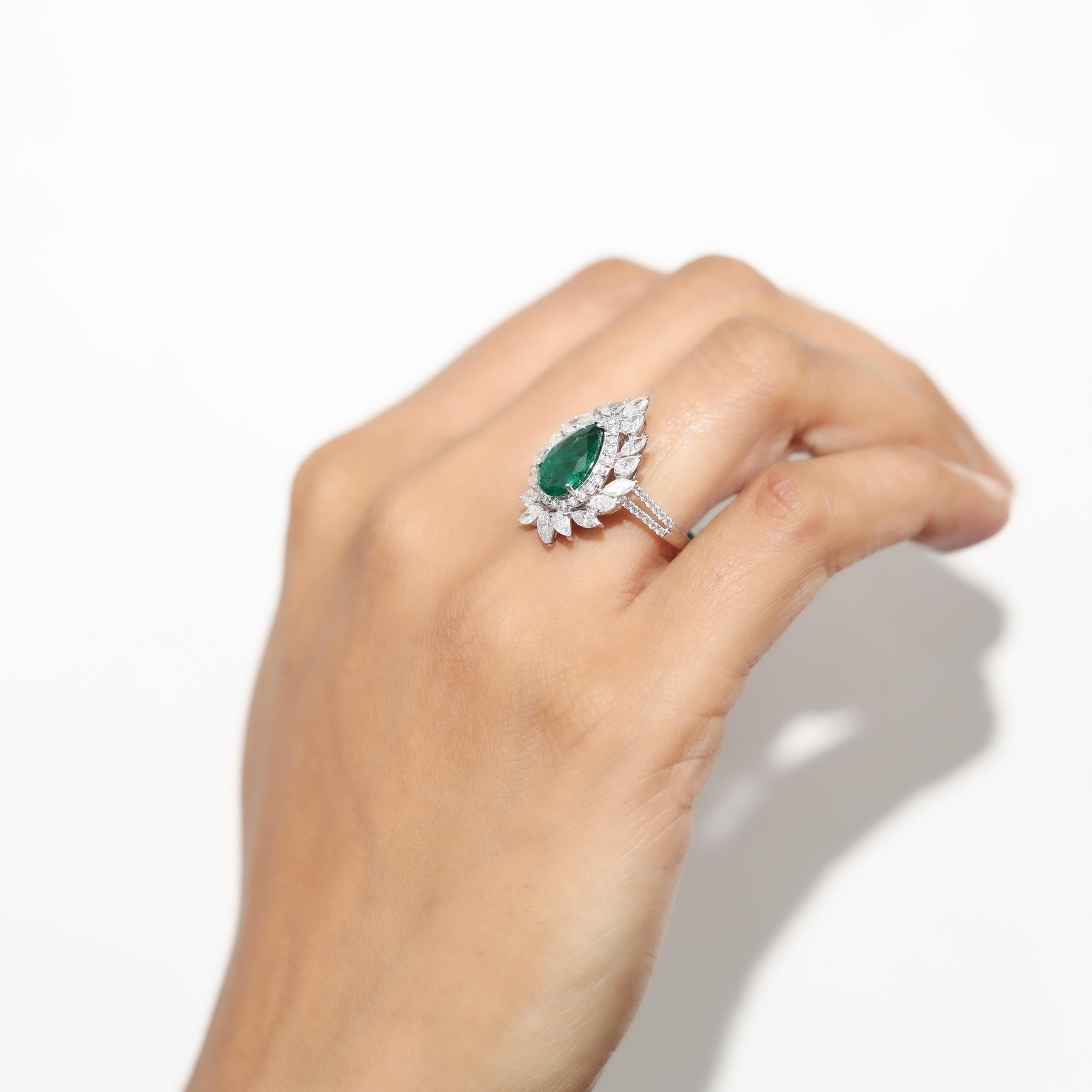 Anillo de compromiso de cóctel con diamante esmeralda natural talla pera de 2 quilates y oro blanco de 18k en venta 4