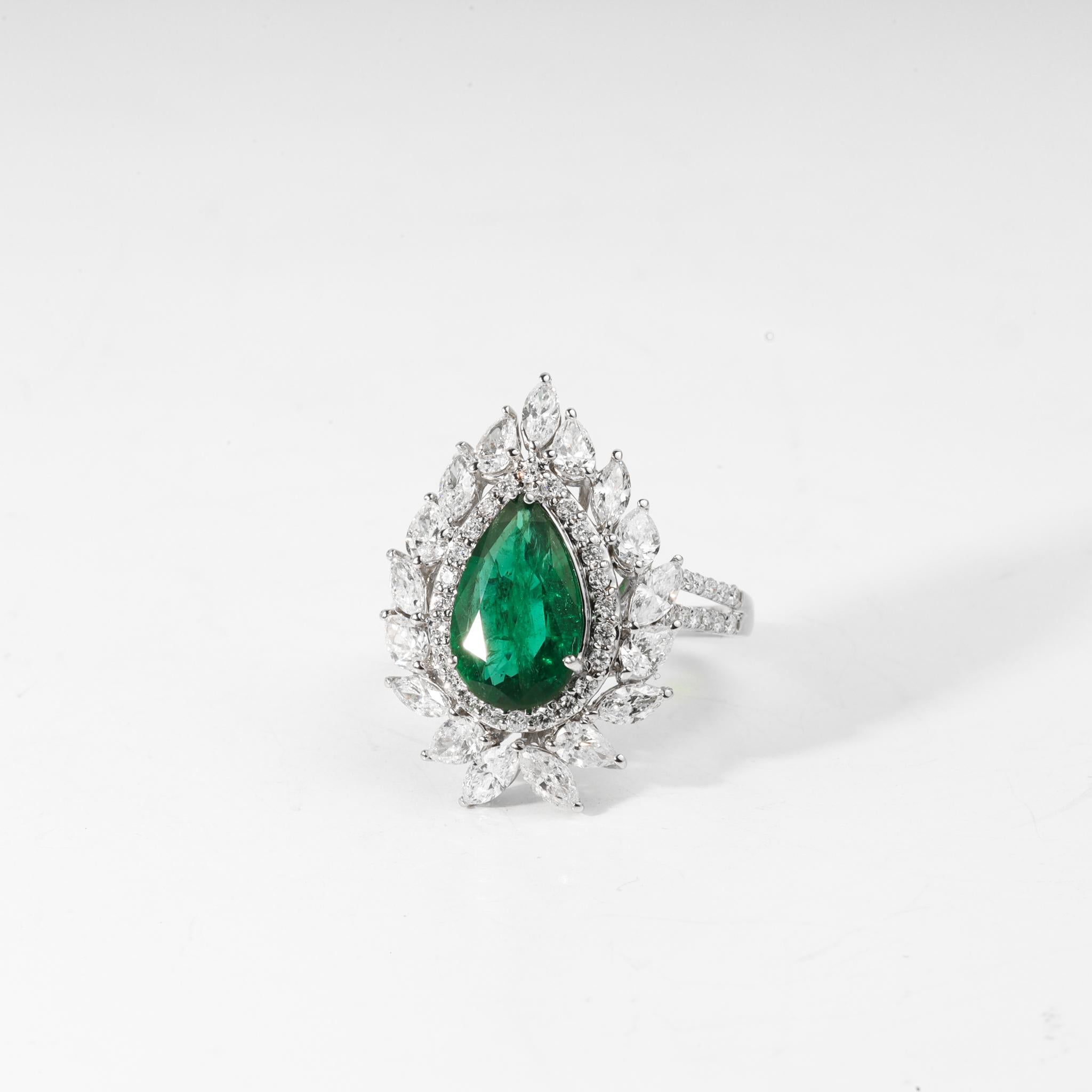 Anillo de compromiso de cóctel con diamante esmeralda natural talla pera de 2 quilates y oro blanco de 18k Art Decó en venta