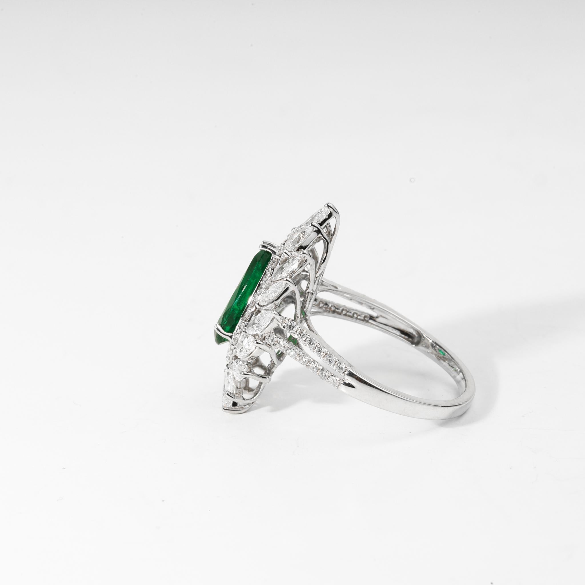 Anillo de compromiso de cóctel con diamante esmeralda natural talla pera de 2 quilates y oro blanco de 18k en Nuevo estado para la venta en Jaipur, RJ