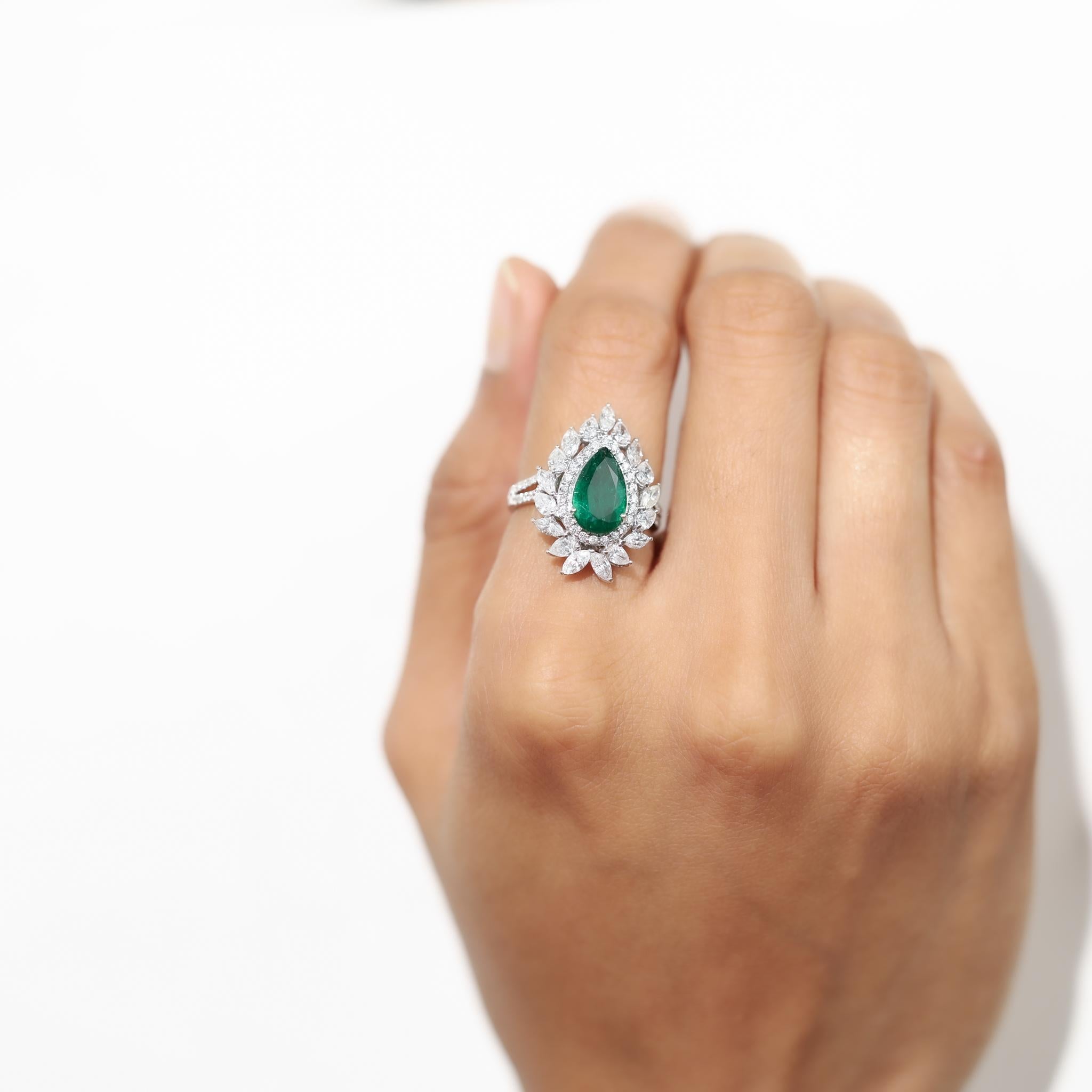 Anillo de compromiso de cóctel con diamante esmeralda natural talla pera de 2 quilates y oro blanco de 18k en venta 1